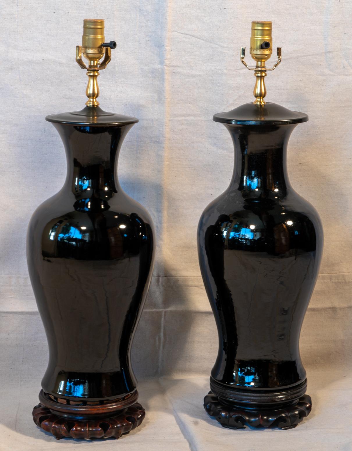 Paar chinesische Porzellanlampen mit schwarzem Spiegel aus dem 19. Jahrhundert, um 1880
Baluster Klassische Form. Beide auf alten Hartholzsockeln.
Zwei ähnliche Alter, Form und Qualität Vasen und Basen als Lampen.
