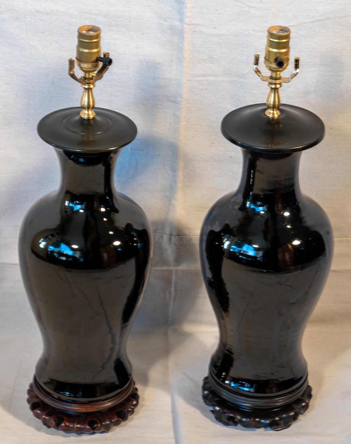Chinese Export Associated Pair of 19th Century Chinese Porcelain Mirror Black Lamps For Sale