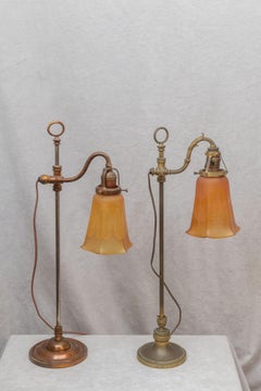 Pareja asociada de lámparas de sobremesa Art Nouveau con pantallas de cristal de época, hacia 1910