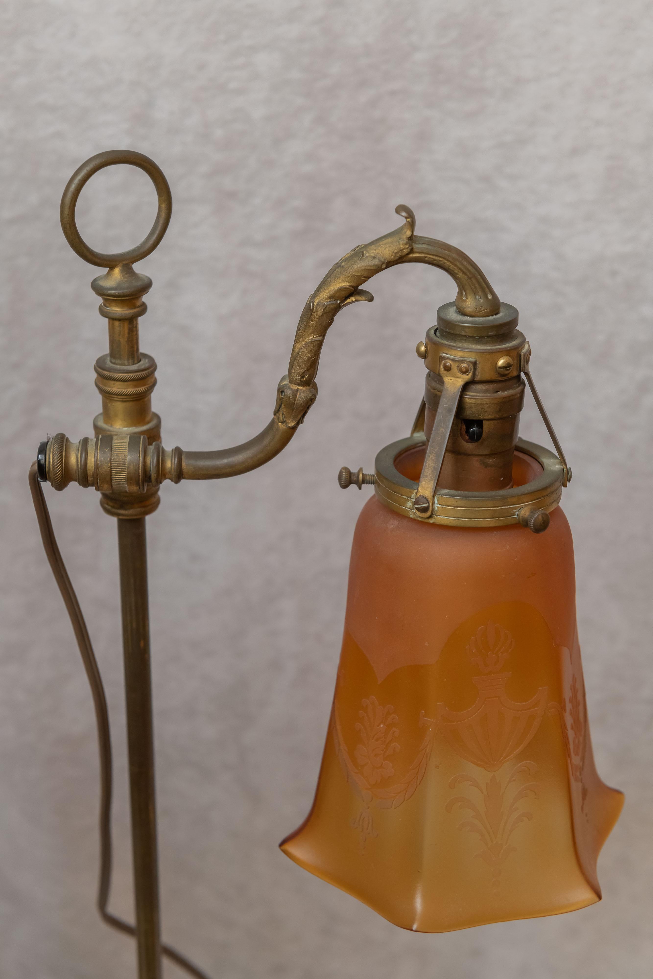 Assoziiertes Paar Jugendstil-Tischlampen mit Glasschirmen, um 1910 (Deutsch) im Angebot