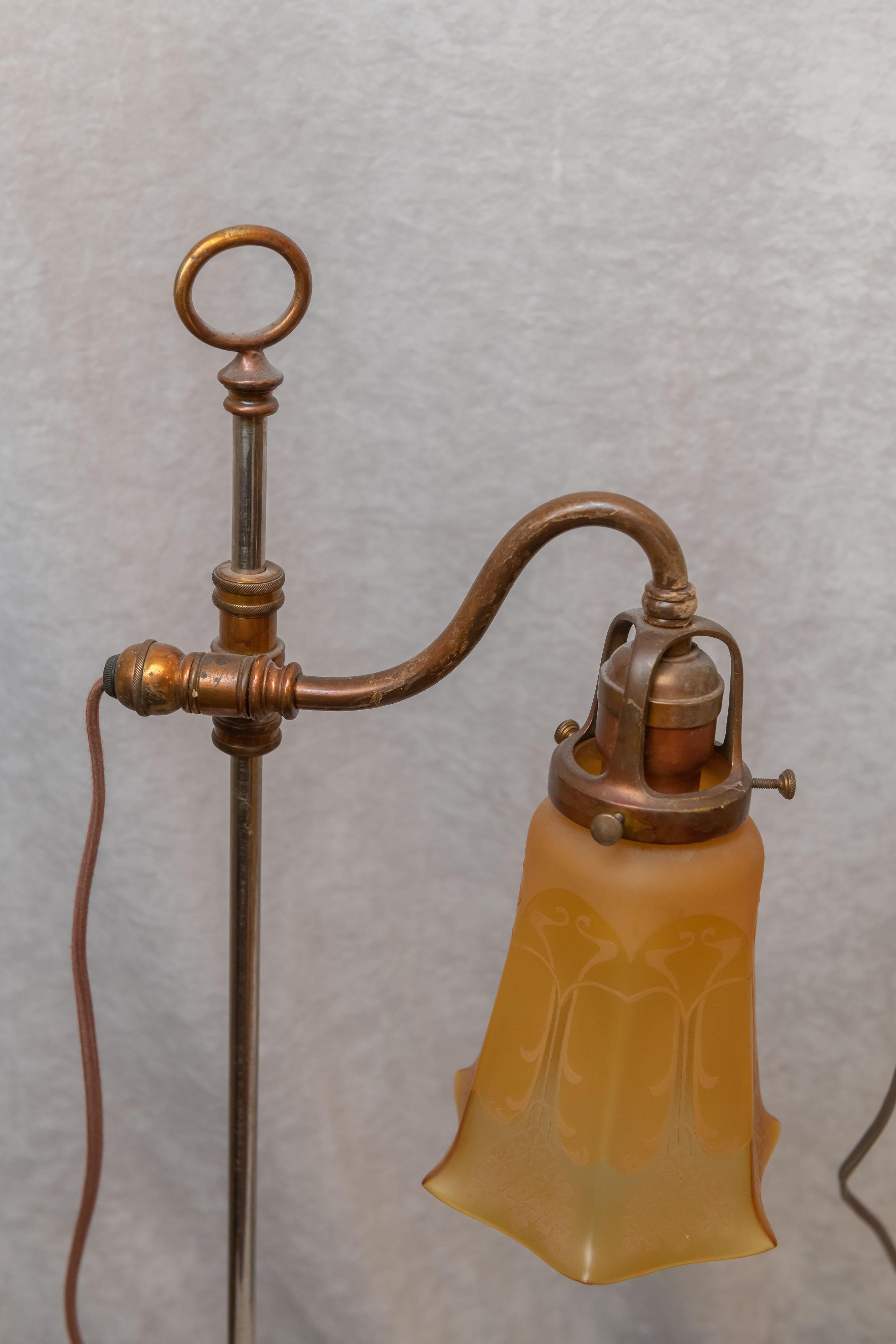 Assoziiertes Paar Jugendstil-Tischlampen mit Glasschirmen, um 1910 (Gegossen) im Angebot