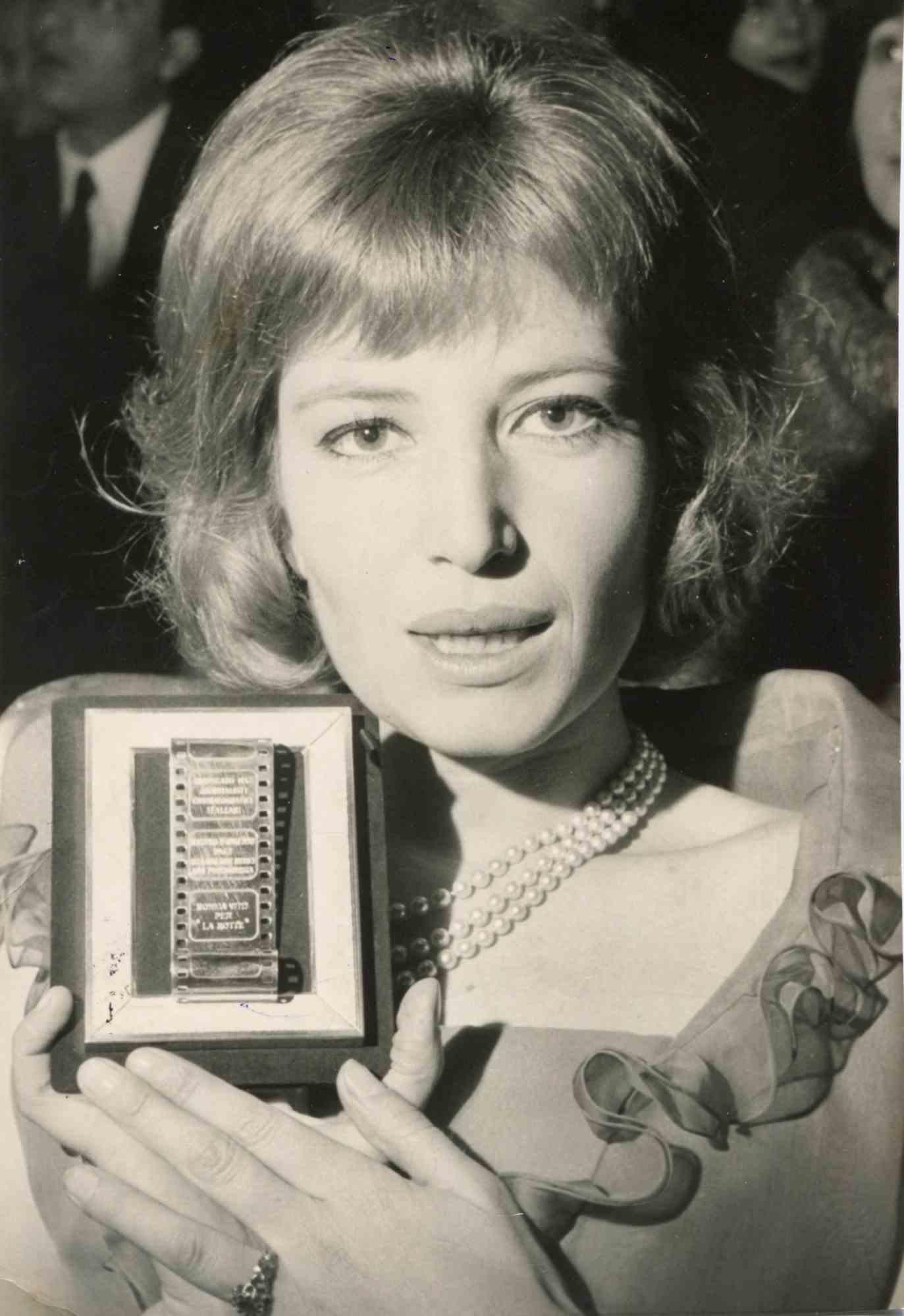 Associated Press Black and White Photograph – Porträt von Monica Vitti - Vintage Schwarz-Weiß-Foto - 1960er Jahre