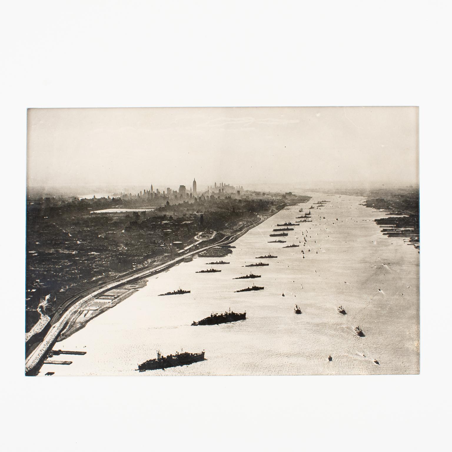 Hudson River, New York Navy Day 1945, photographie encadrée en vente 2