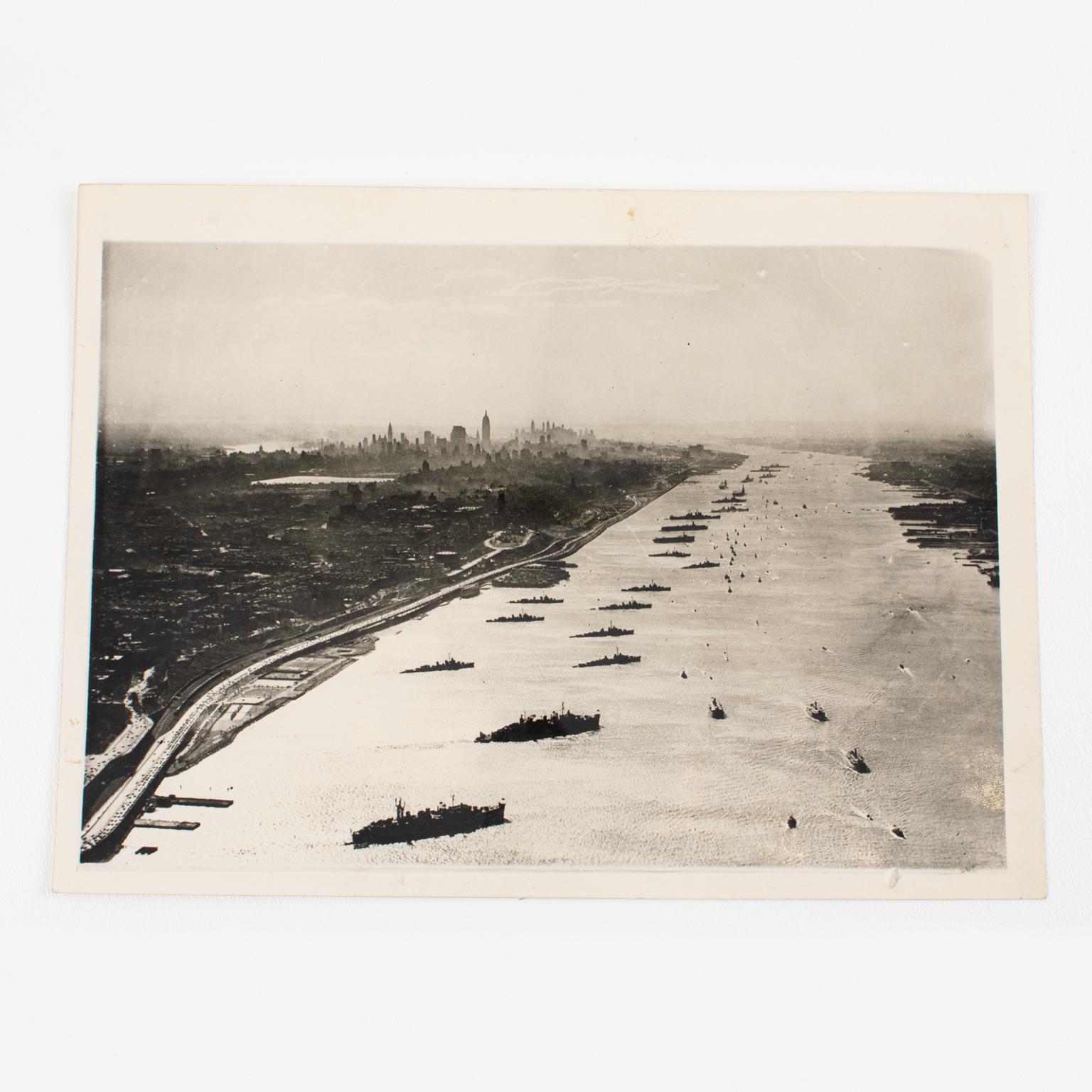 Hudson River, New York Navy Day 1945, Silber Gelatinesilber B und W Fotografie gerahmt im Angebot 3