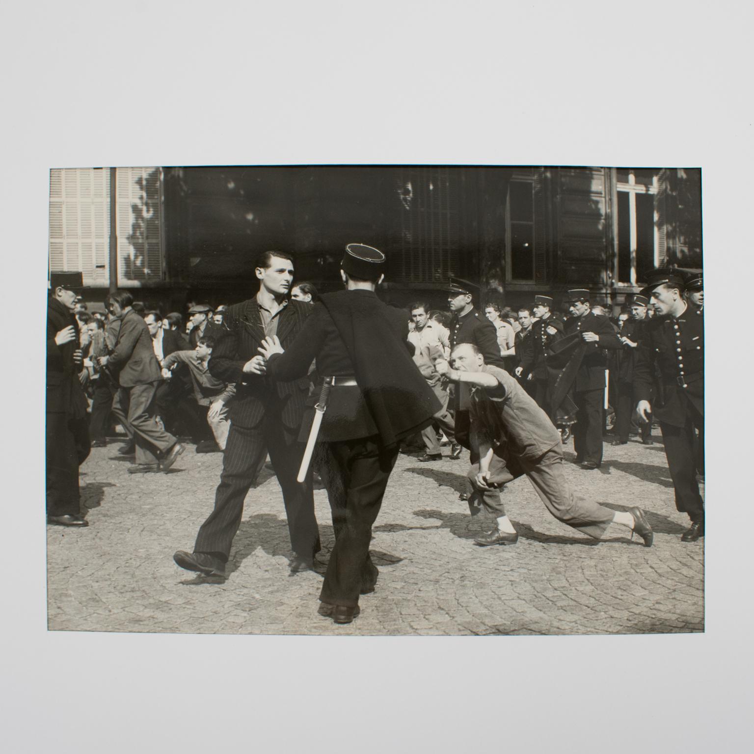 Paris, Demonstration auf dem Regal St. Germain, 1947 Silber-Gelatine-B und W-Fotografie – Photograph von Associated Press