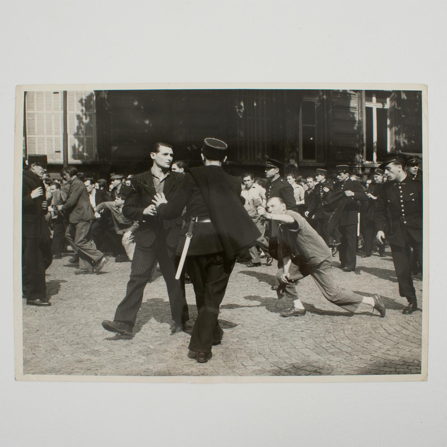 Paris, Demonstration auf dem Regal St. Germain, 1947 Silber-Gelatine-B und W-Fotografie (Art déco), Photograph, von Associated Press