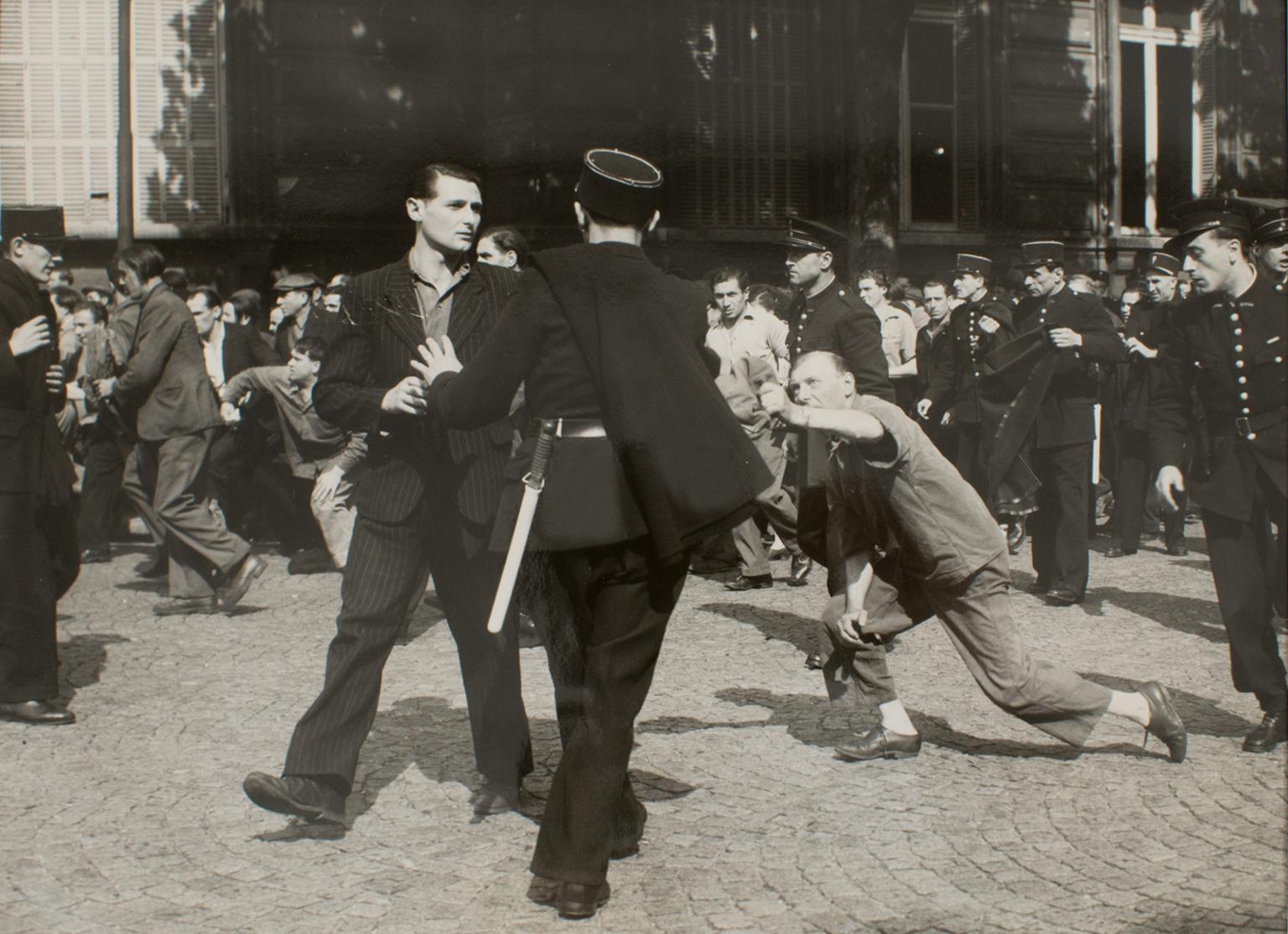Paris, démonstration sur l'avenue St Germain, 1947, photographie de gélatine argentique B et W en vente 2