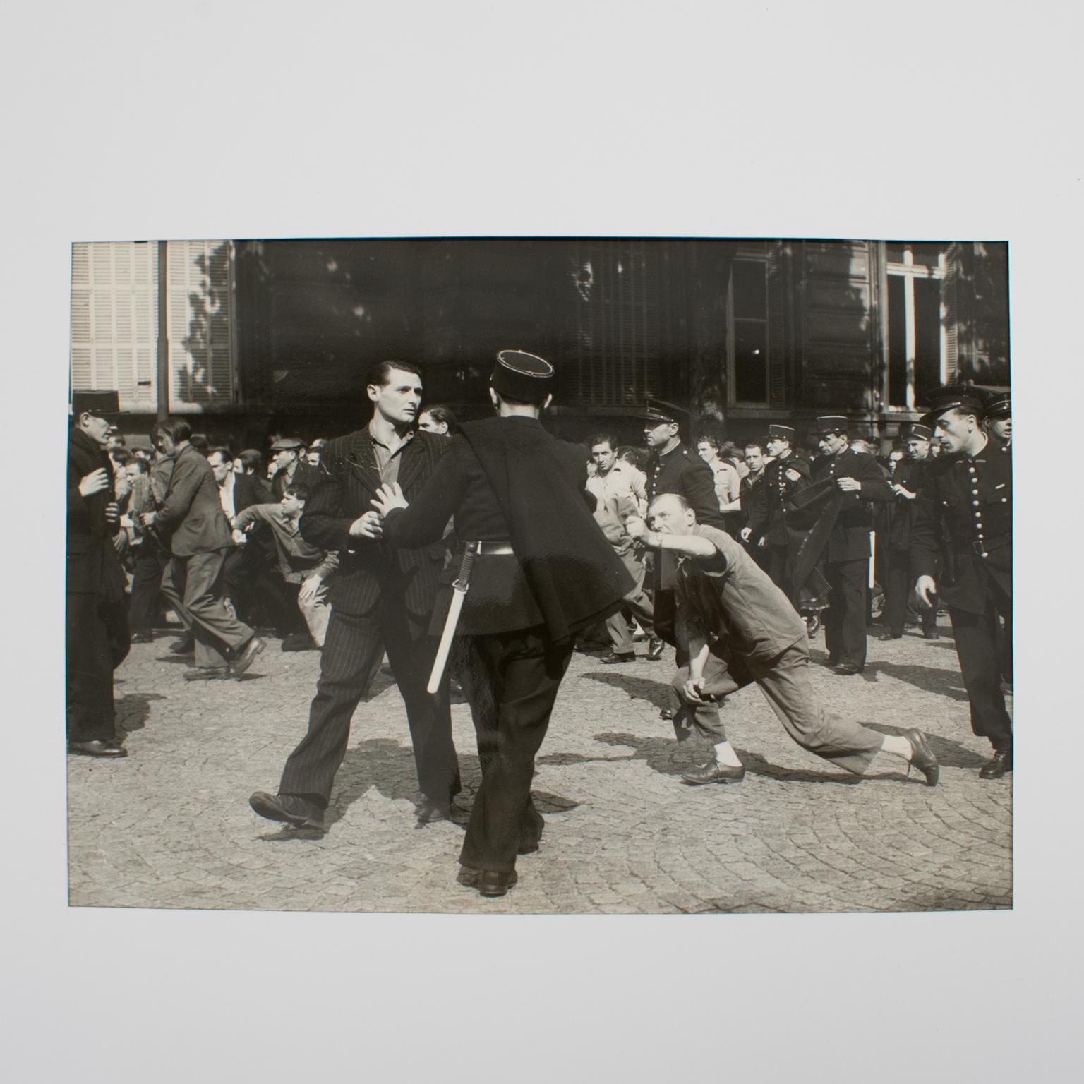 Paris, démonstration sur l'avenue St Germain, 1947, photographie de gélatine argentique B et W en vente 3