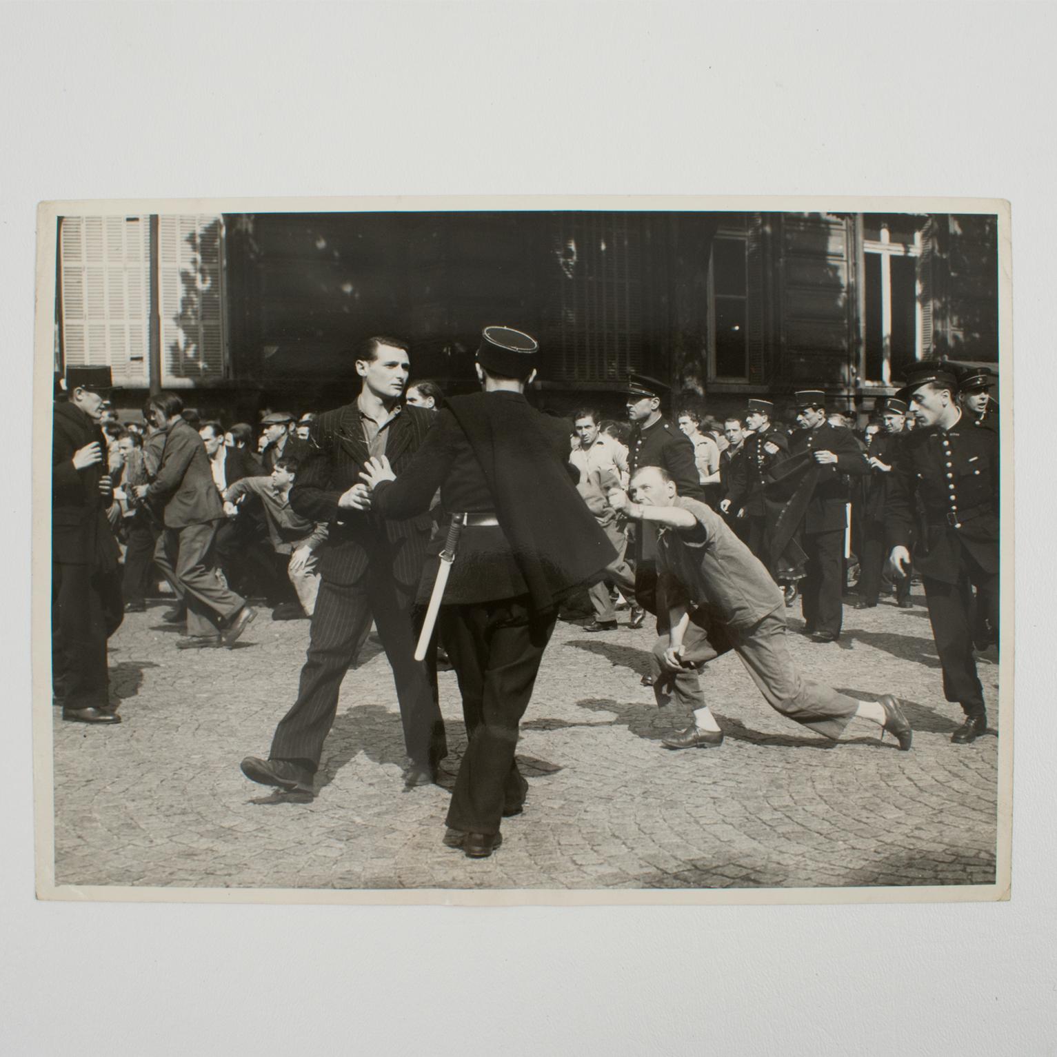 Paris, démonstration sur l'avenue St Germain, 1947, photographie de gélatine argentique B et W en vente 4