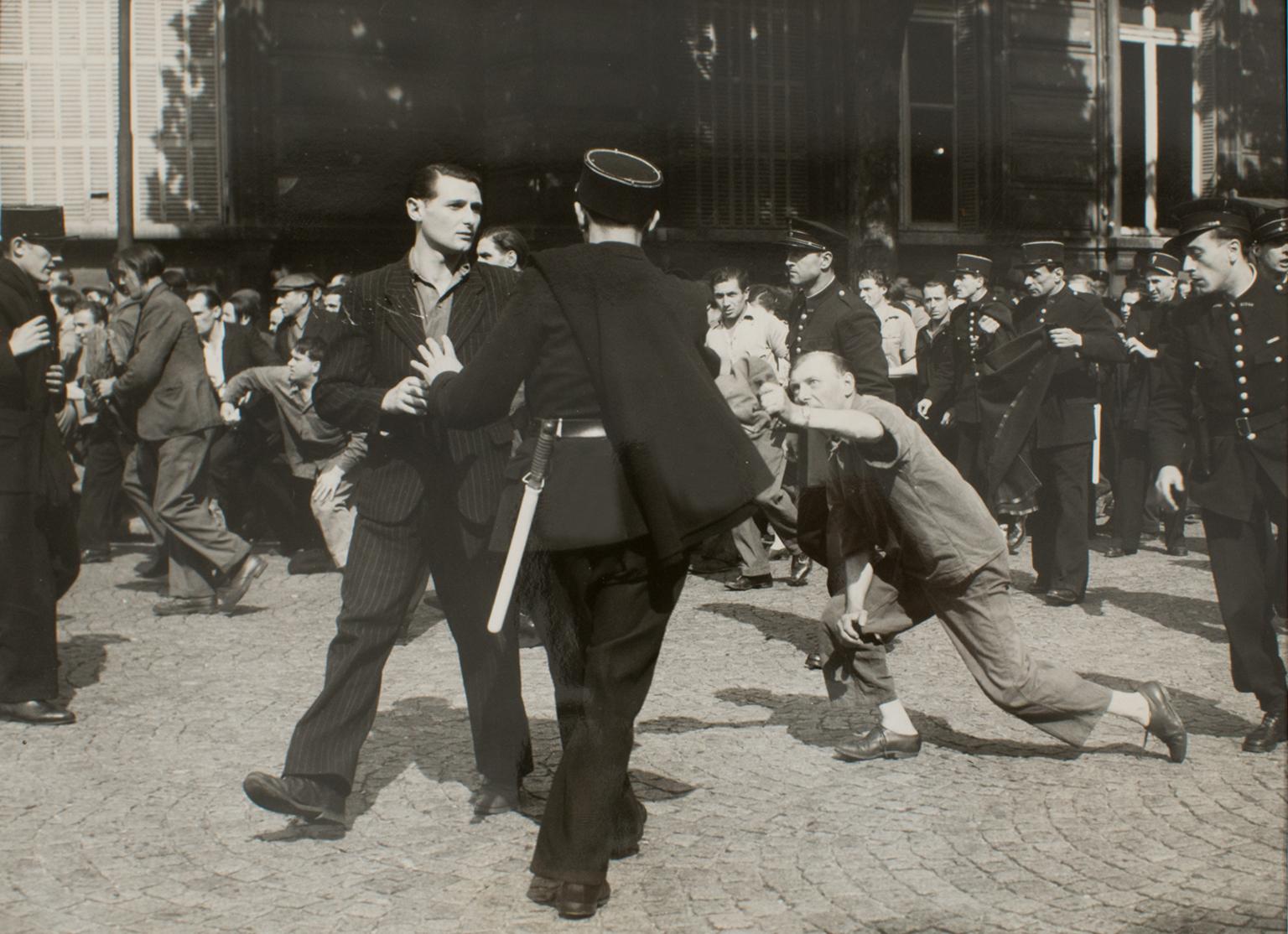 Associated Press Landscape Photograph – Paris, Demonstration auf dem Regal St. Germain, 1947 Silber-Gelatine-B und W-Fotografie