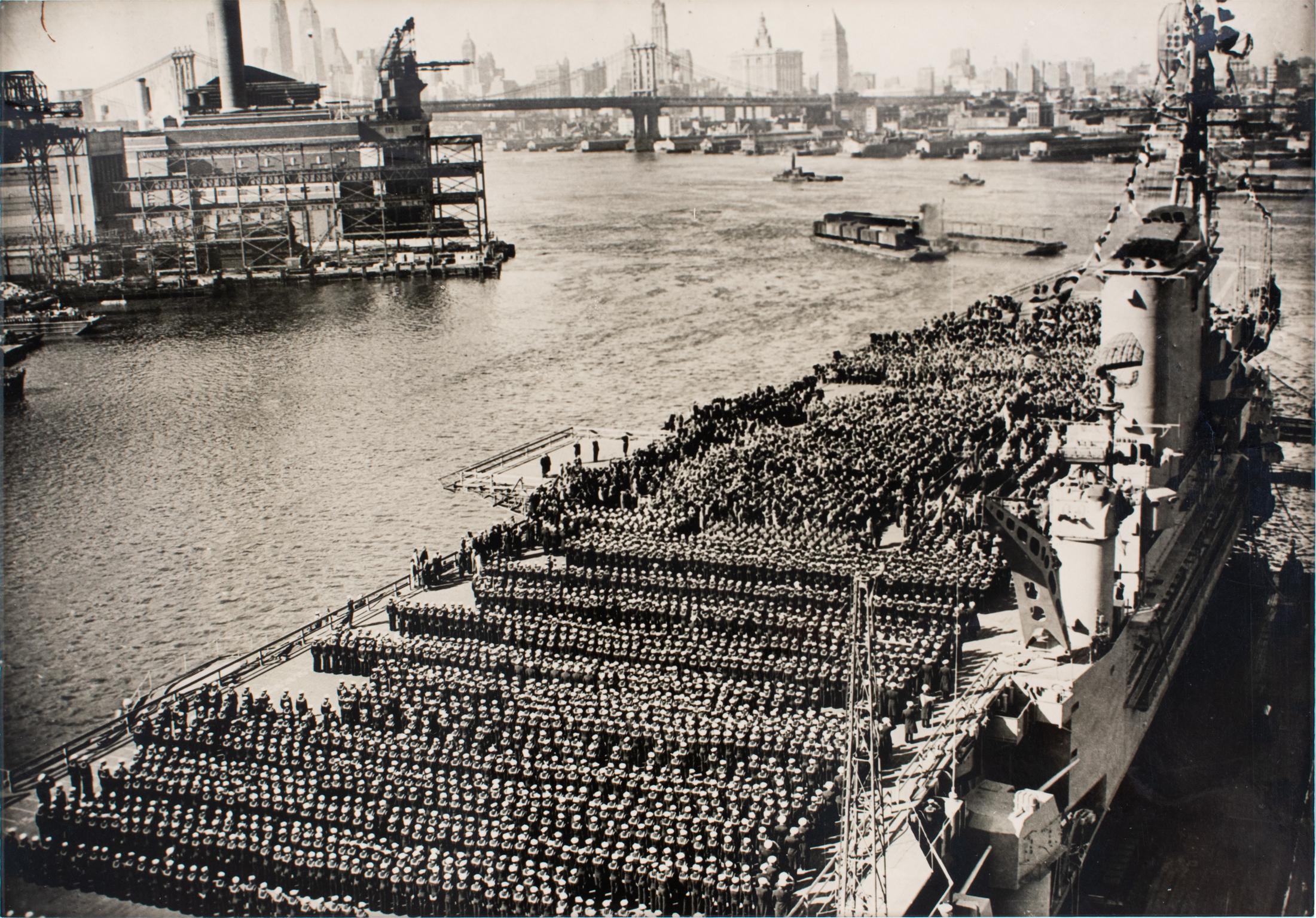 Photographie originale en noir et blanc à la gélatine argentique réalisée par Associated Press Photo. Les porte-avions USS Roosevelt sur la rivière Hudson, à New York, lors de la journée de la marine en 1945.
Caractéristiques :
Photographie