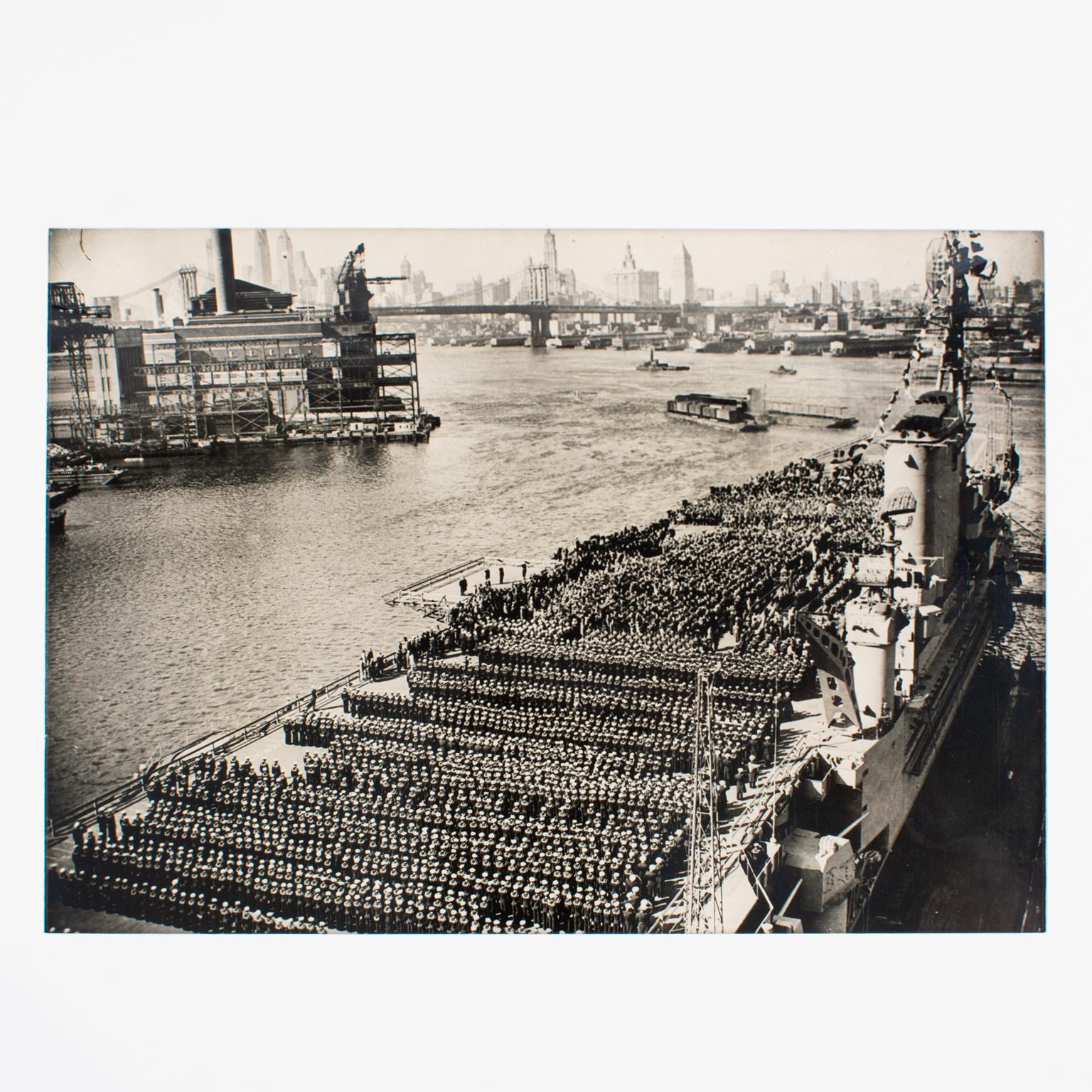 Eine Original-Silbergelatine-Schwarzweißfotografie von Associated Press Photo. Der Flugzeugträger USS Roosevelt auf dem Hudson River, New York, während des Navy Day im Jahr 1945.
Merkmale:
Original Silber Gelatine Druck Fotografie