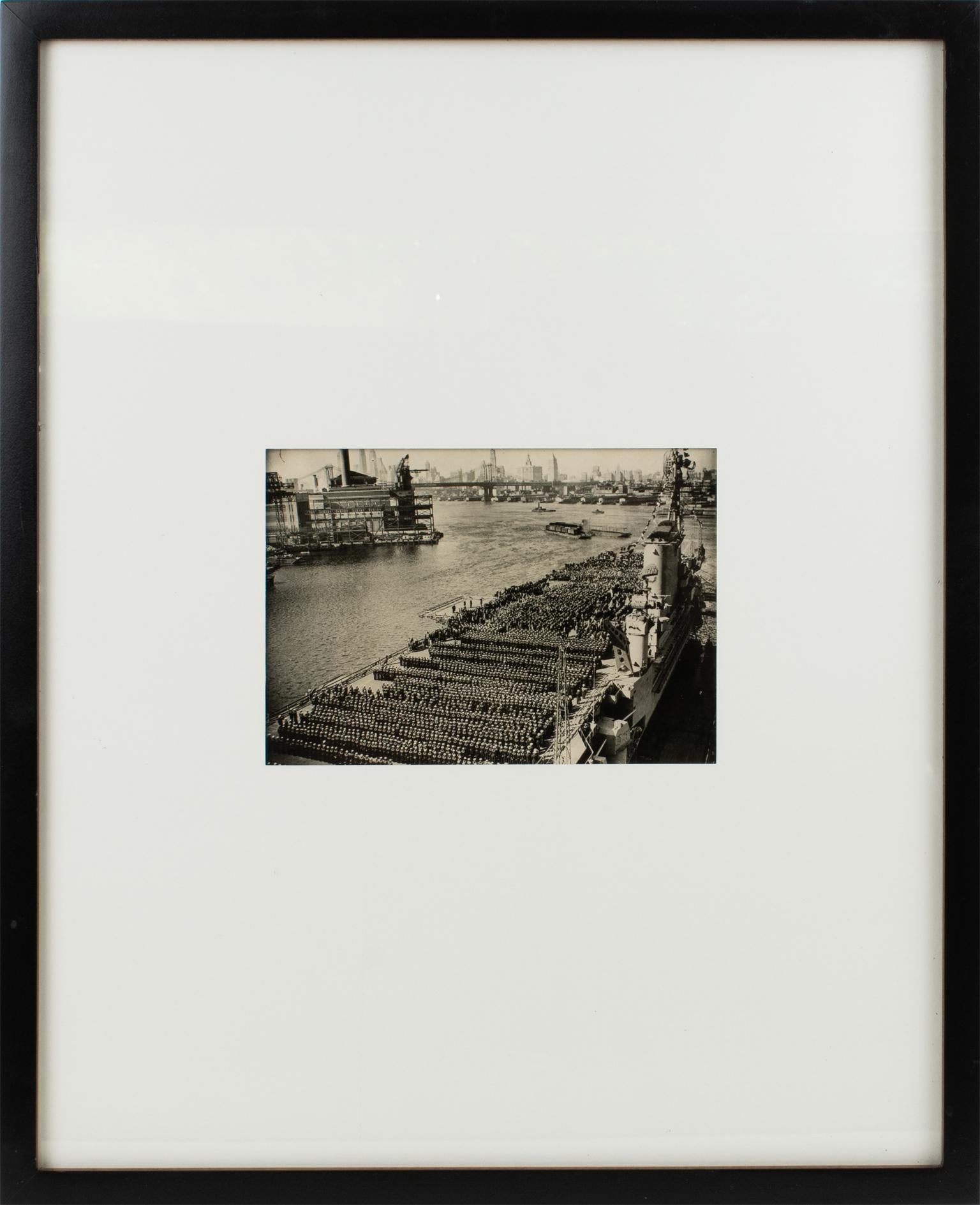 Photographie encadrée B et W en gélatine argentique du jour de la marine américaine Roosevelt, New York, 1945 en vente 5