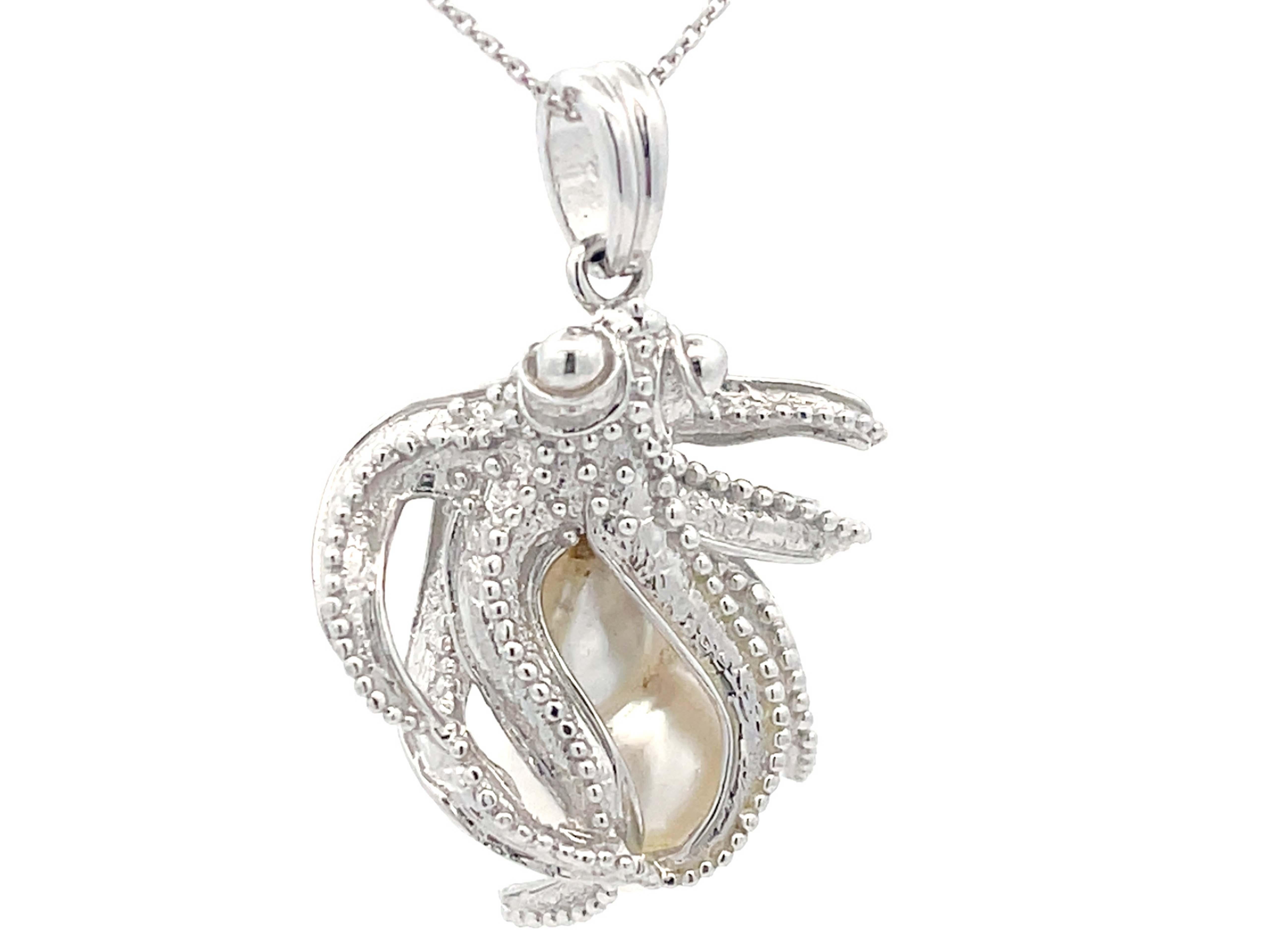 Moderne Assor Gioielli Pendentif octopus baroque en or blanc 18 carats et perles sur chaîne en vente