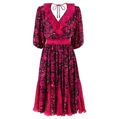 ASSORTI für SUSAN FREIS c.1980's Lila Schwarz Floral plissiertes Midikleid mit Rüschen