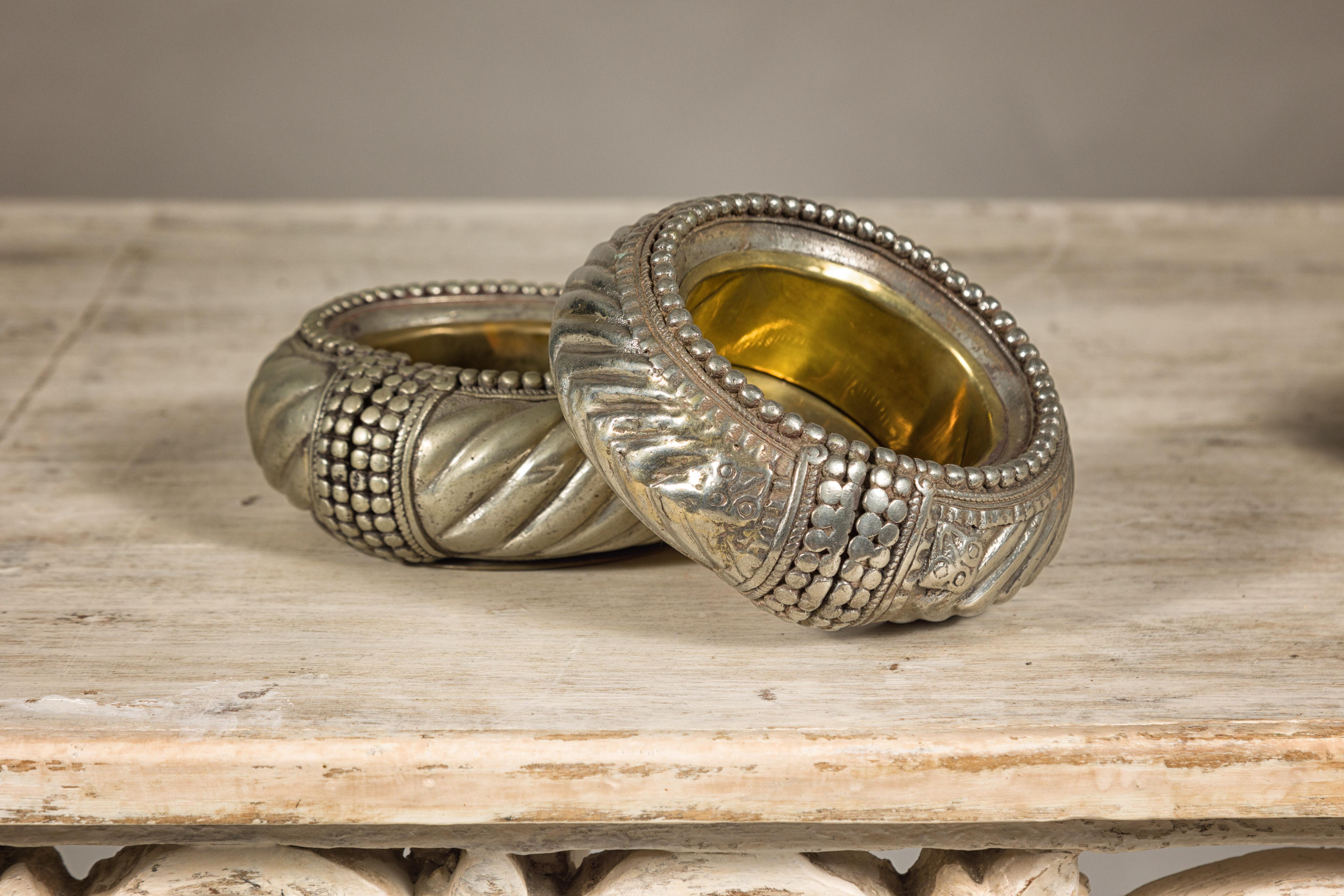 Assortimento di cinque piccole ciotole decorative indiane in ottone Repoussé in vendita 2