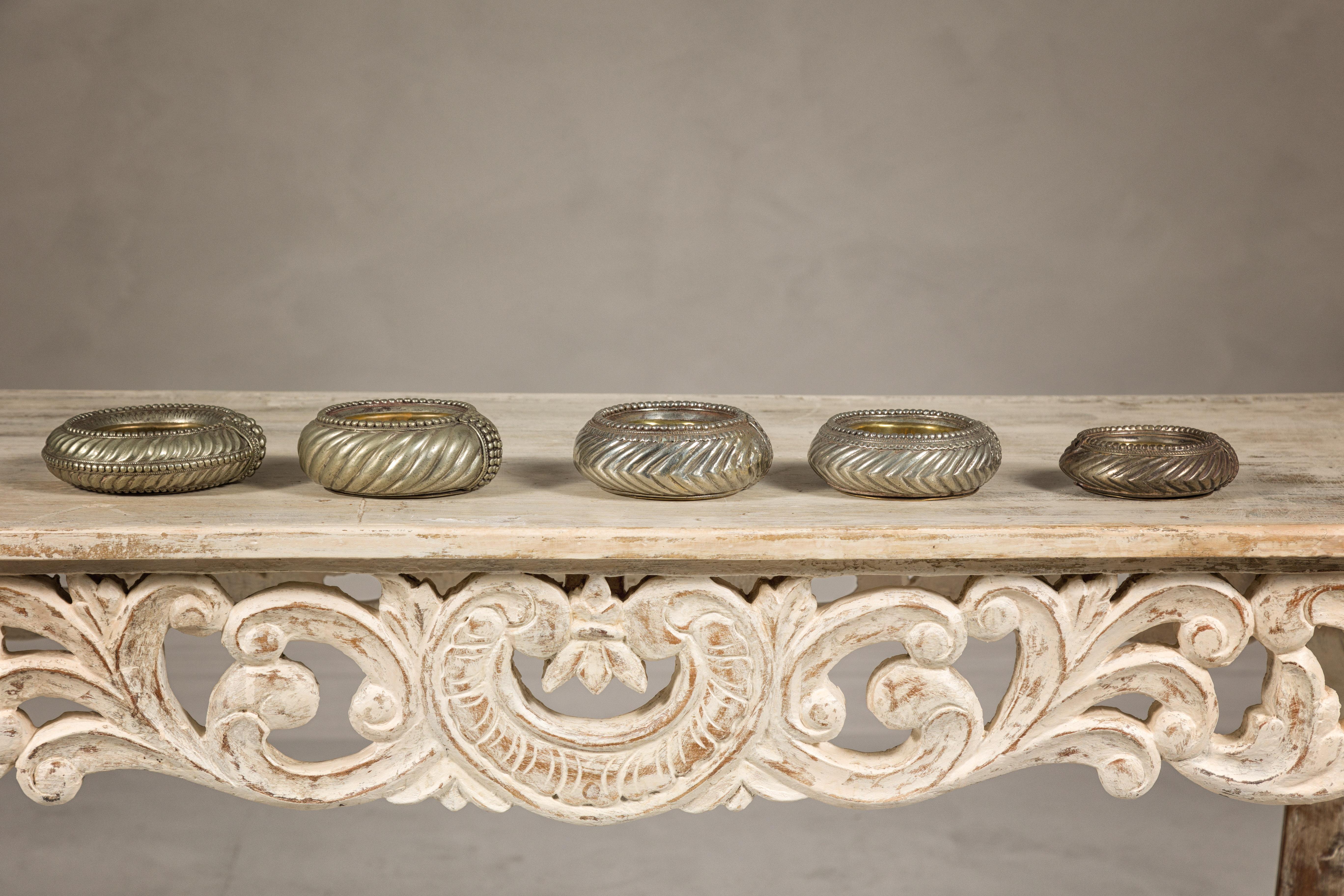 Assortimento di cinque piccole ciotole decorative indiane in ottone Repoussé in vendita 3