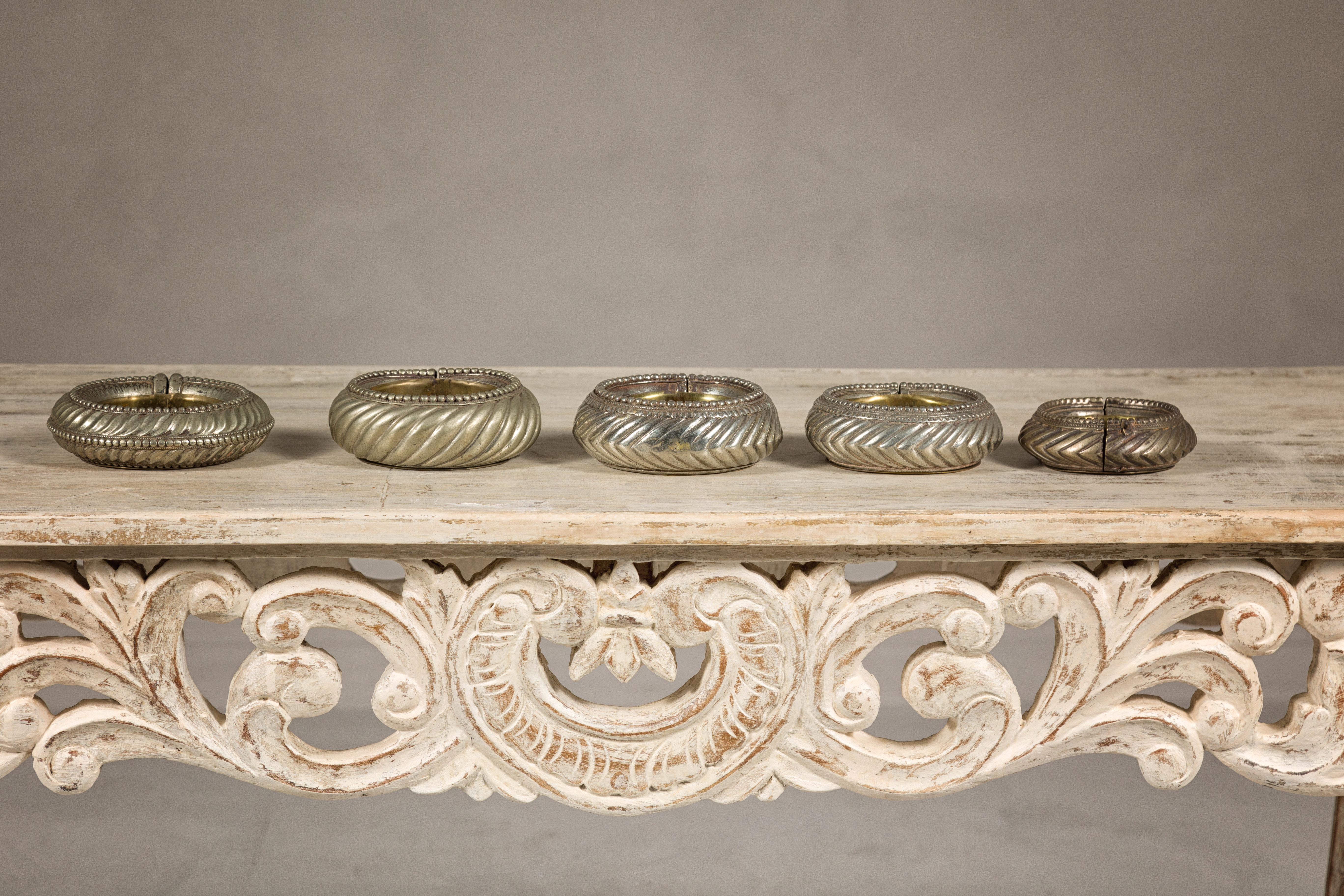 Assortimento di cinque piccole ciotole decorative indiane in ottone Repoussé in vendita 4