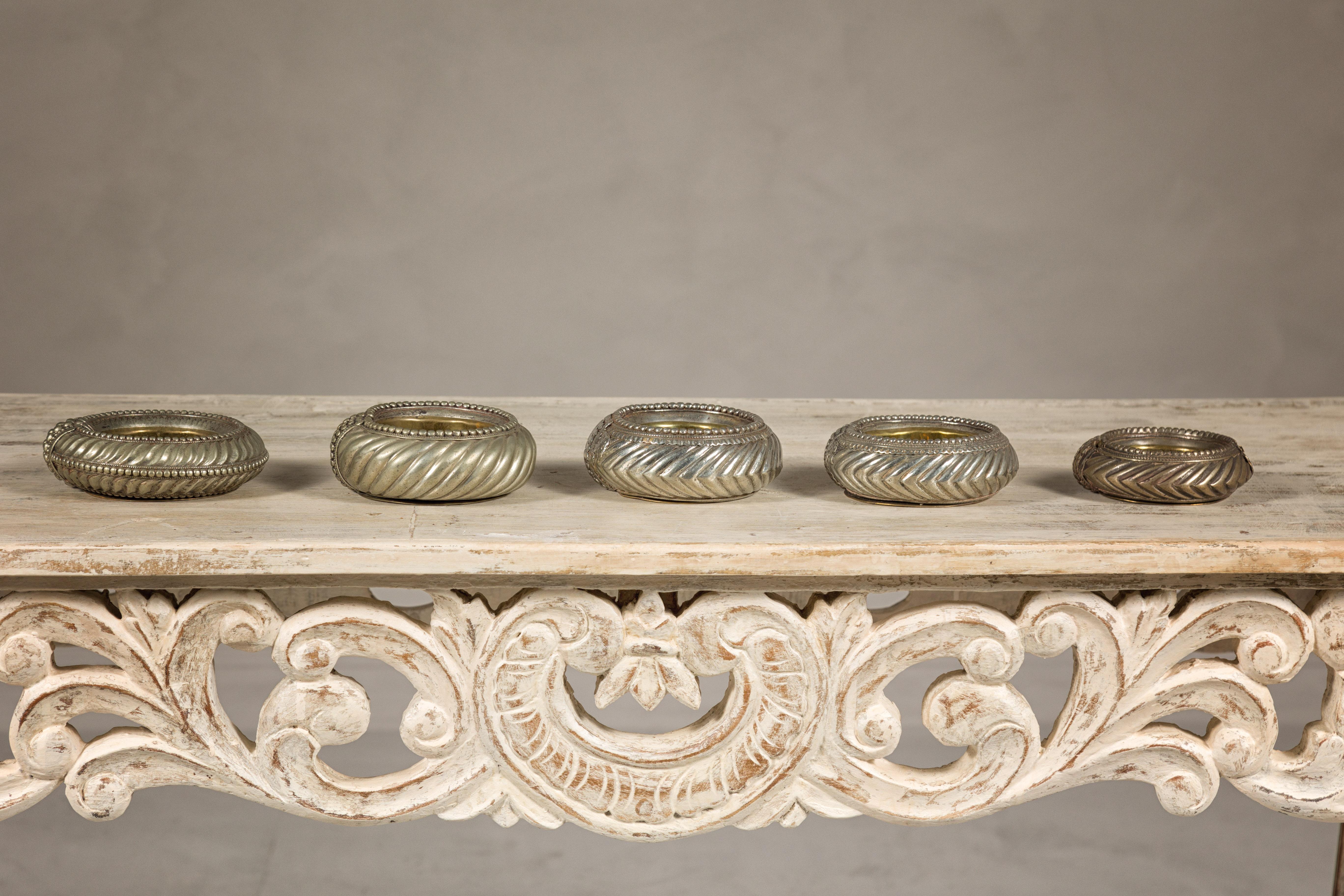 Assortimento di cinque piccole ciotole decorative indiane in ottone Repoussé in vendita 5