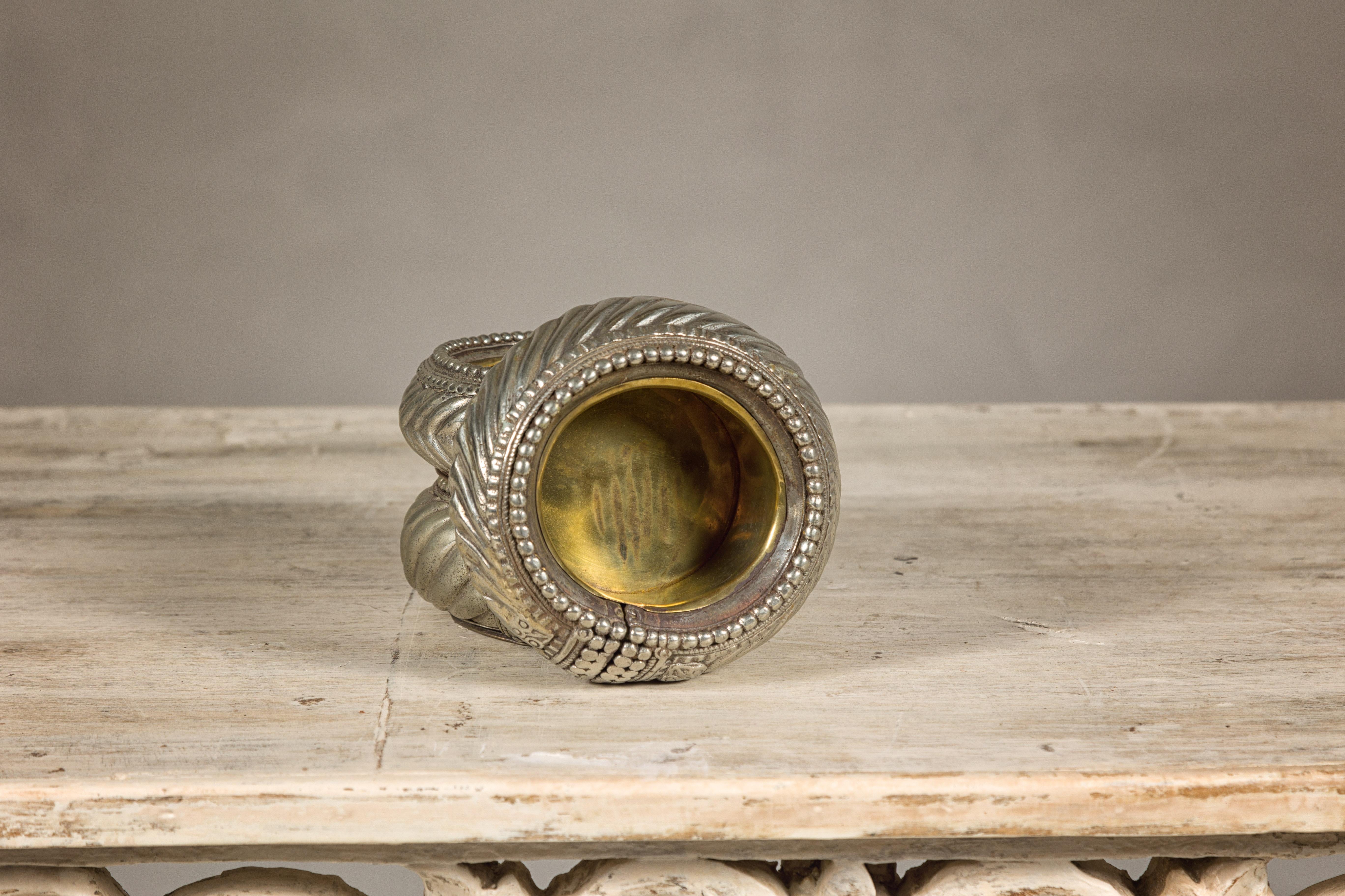 Assortimento di cinque piccole ciotole decorative indiane in ottone Repoussé in vendita 7