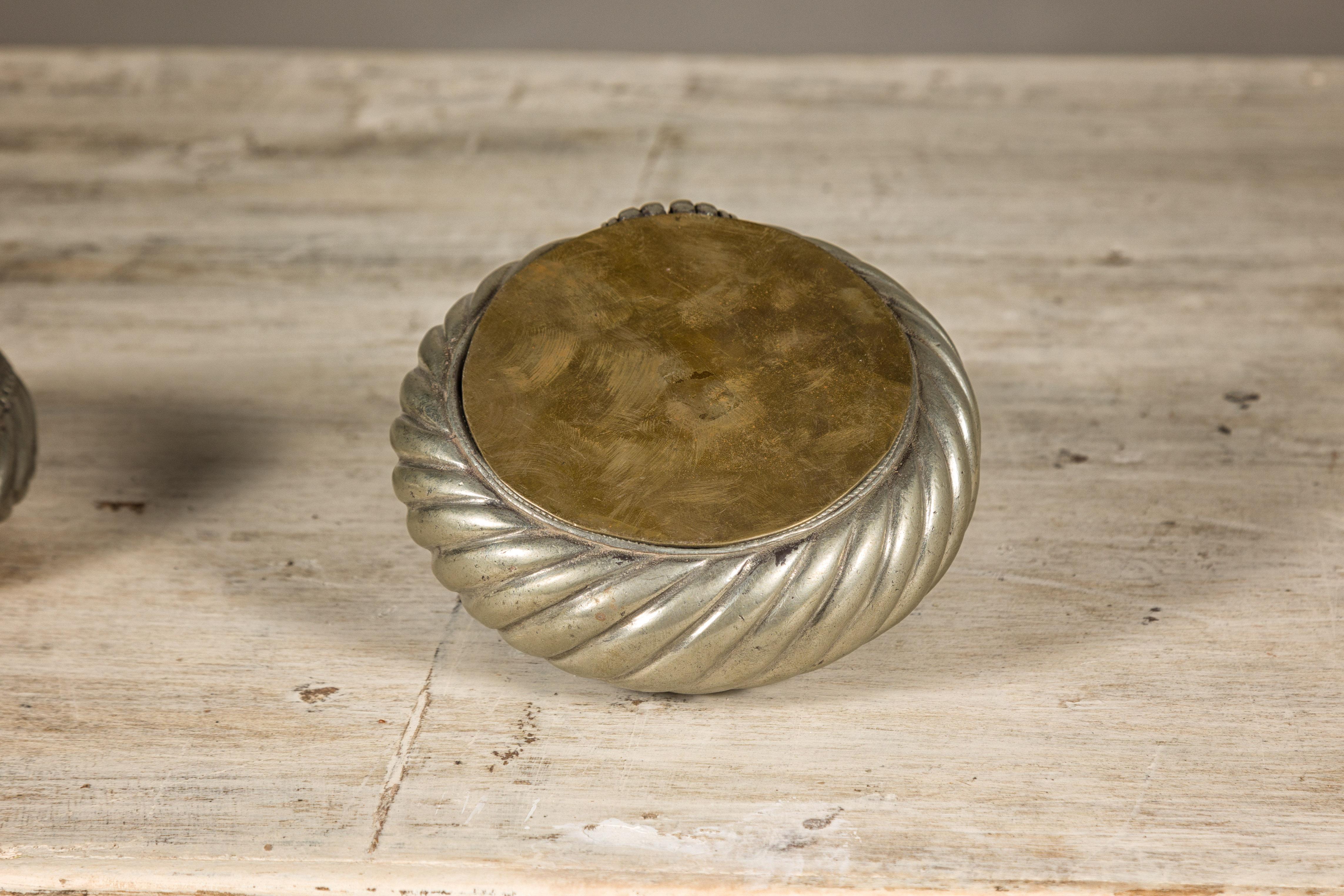 Assortimento di cinque piccole ciotole decorative indiane in ottone Repoussé in vendita 9