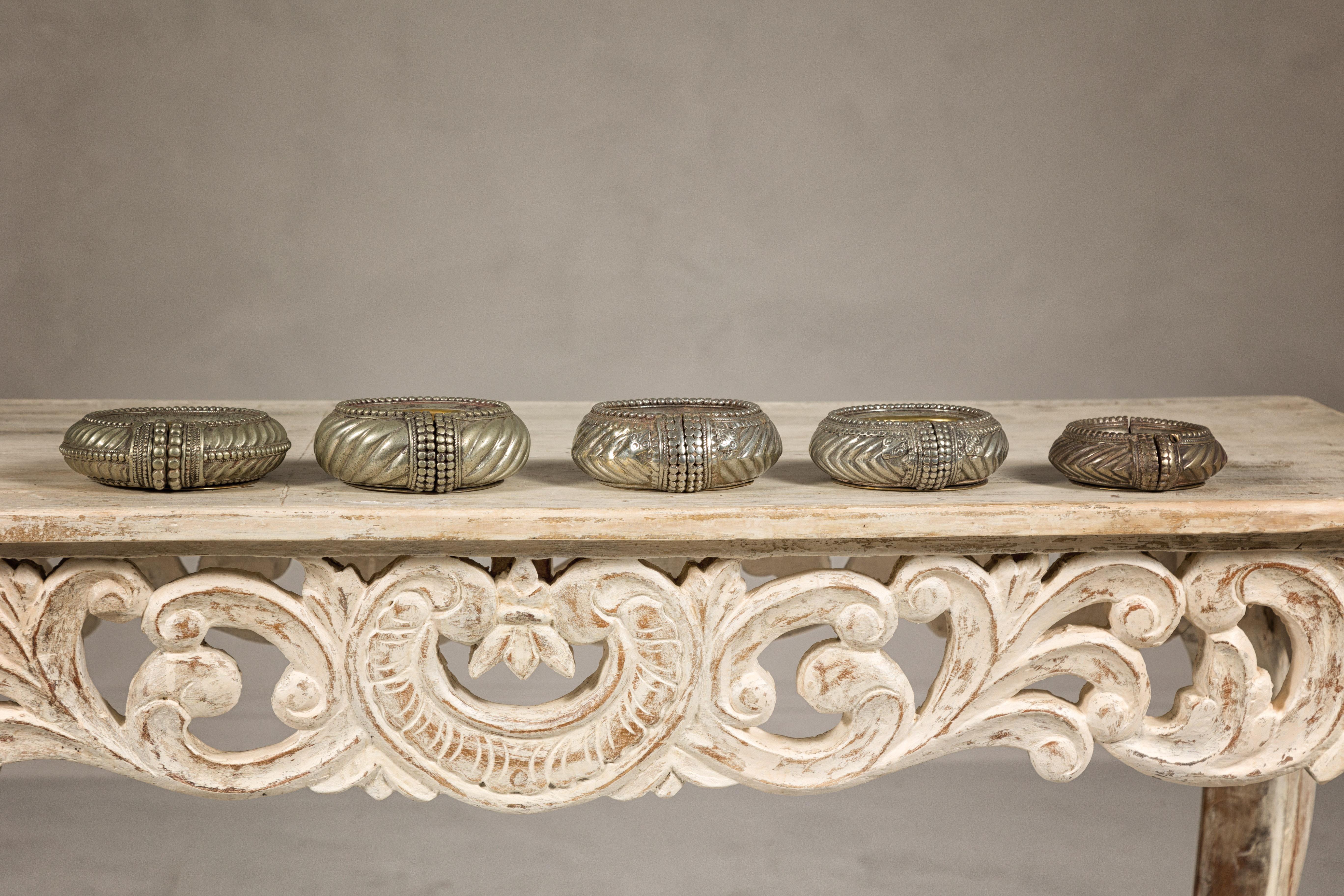 Assortimento di cinque piccole ciotole decorative indiane in ottone Repoussé in vendita 10
