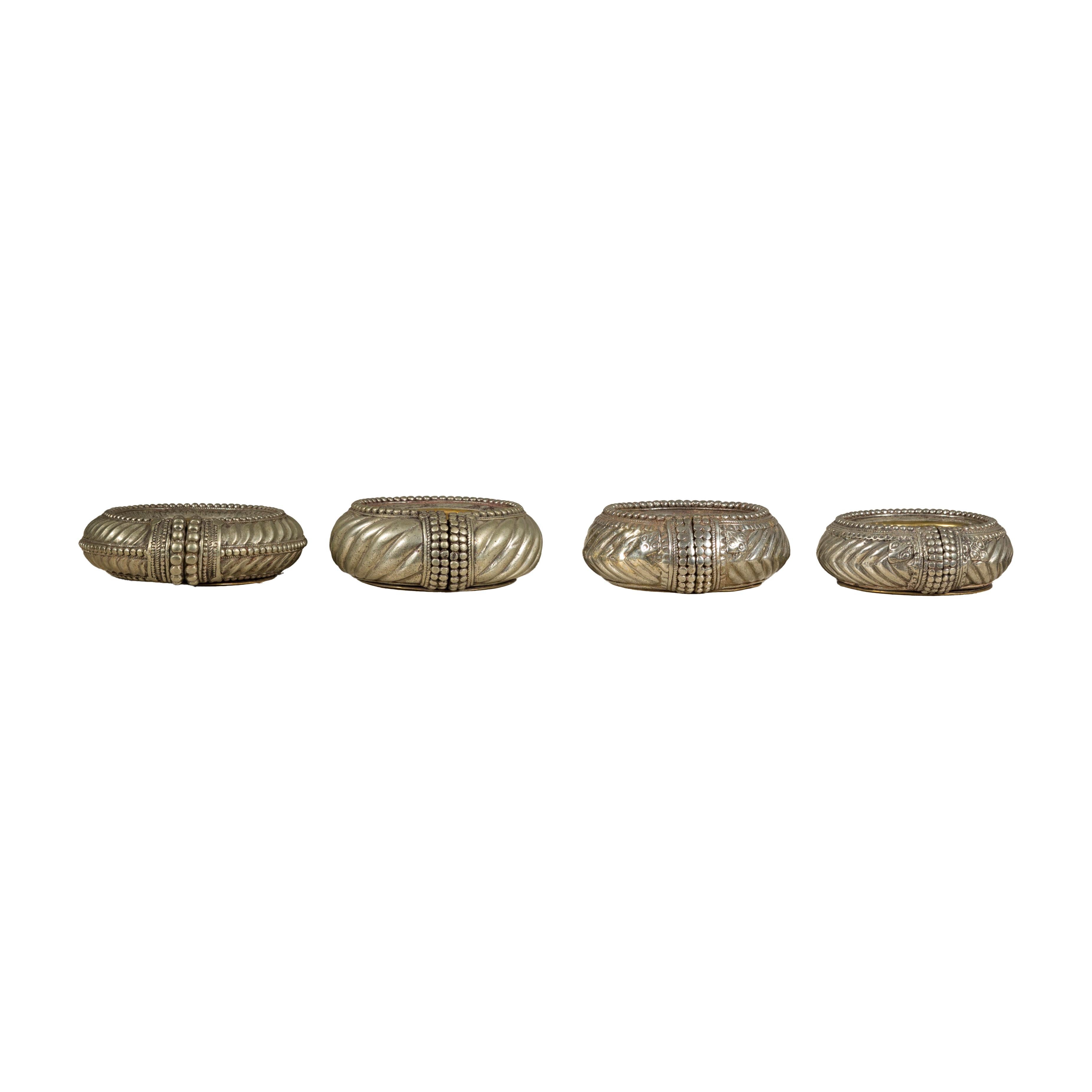 Assortimento di cinque piccole ciotole decorative indiane in ottone Repoussé in vendita 11