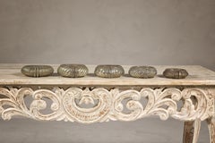 Assortiment de cinq petits bols décoratifs indiens en laiton repoussé