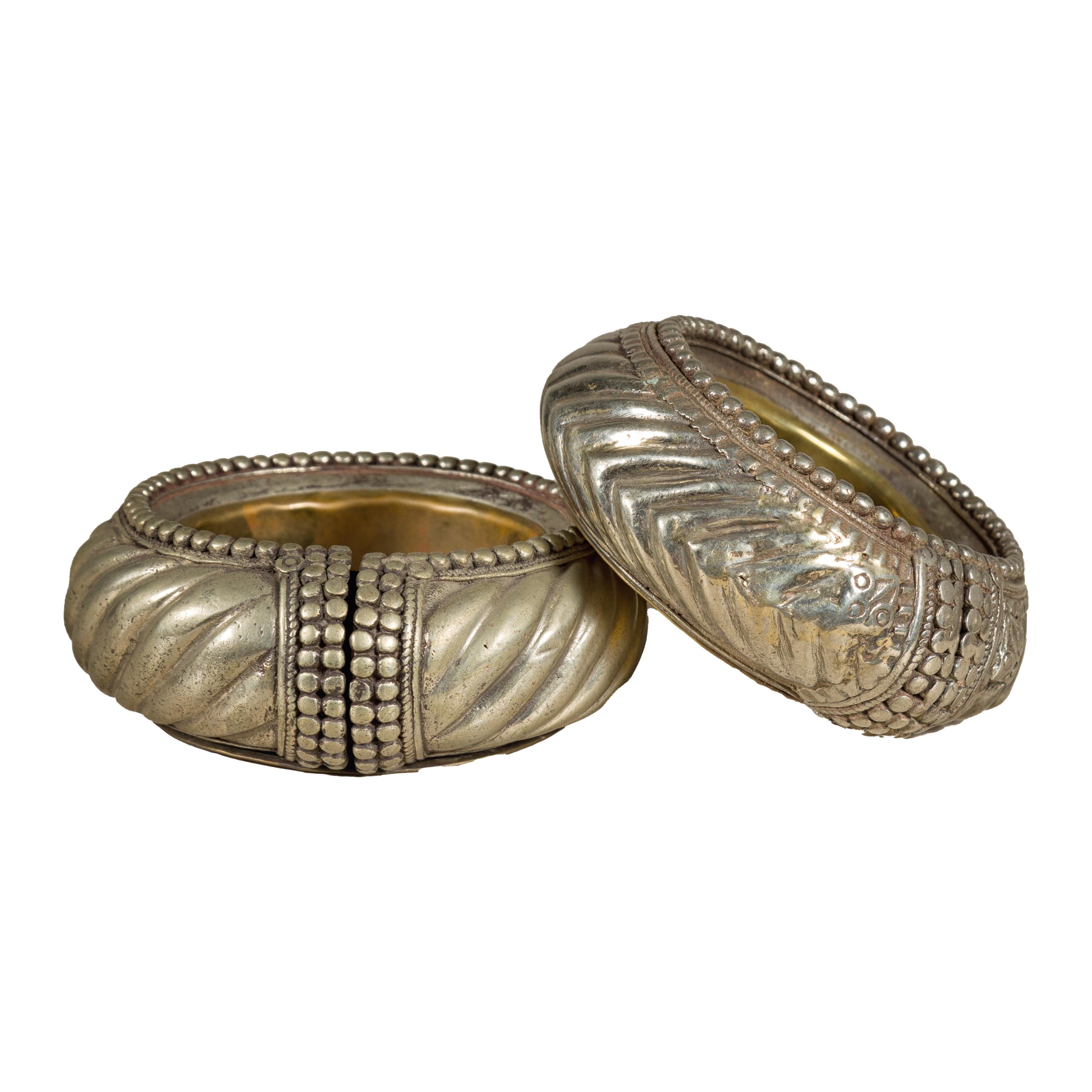 Assortimento di cinque piccole ciotole decorative indiane in ottone Repoussé in vendita 12