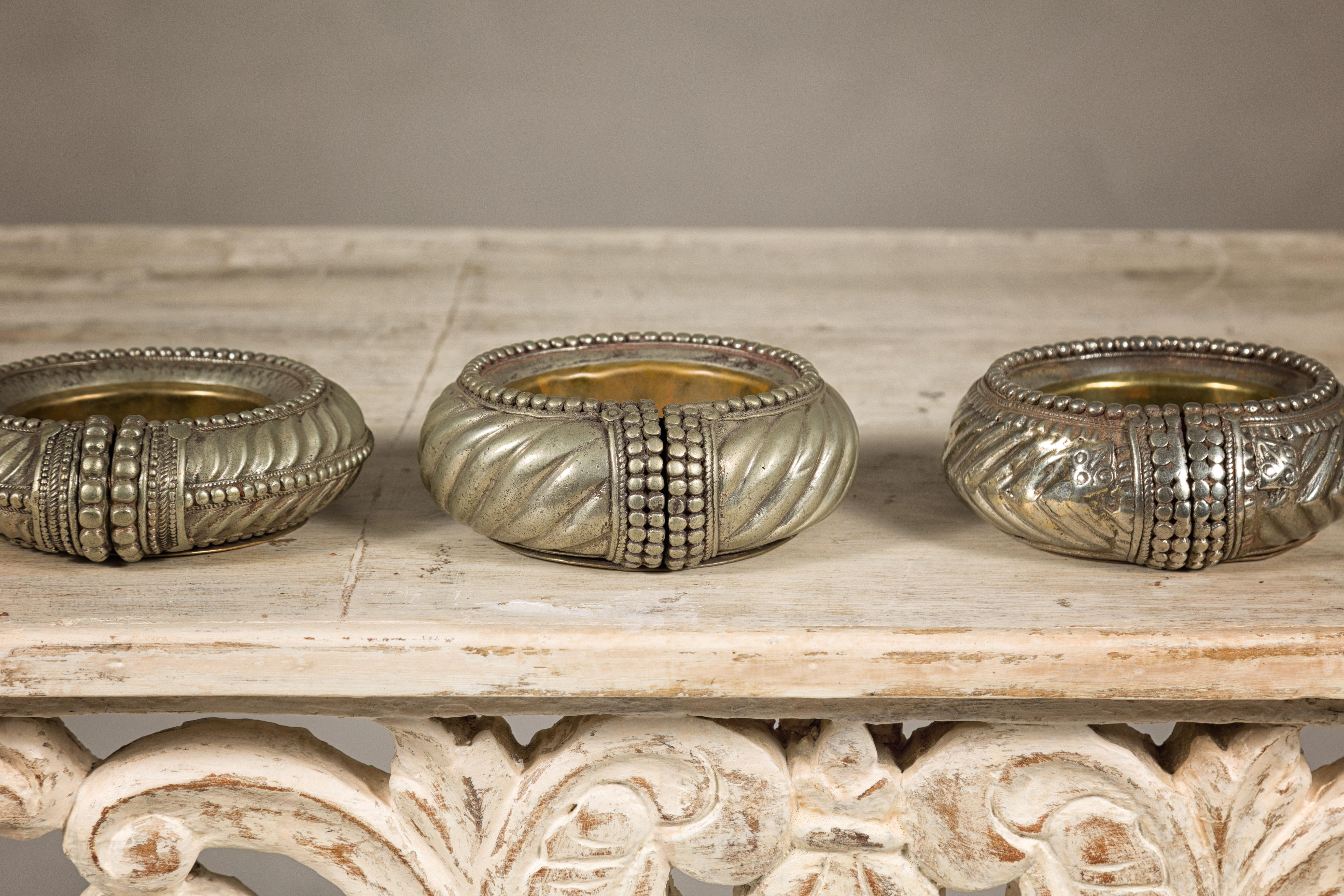 Indiano Assortimento di cinque piccole ciotole decorative indiane in ottone Repoussé in vendita