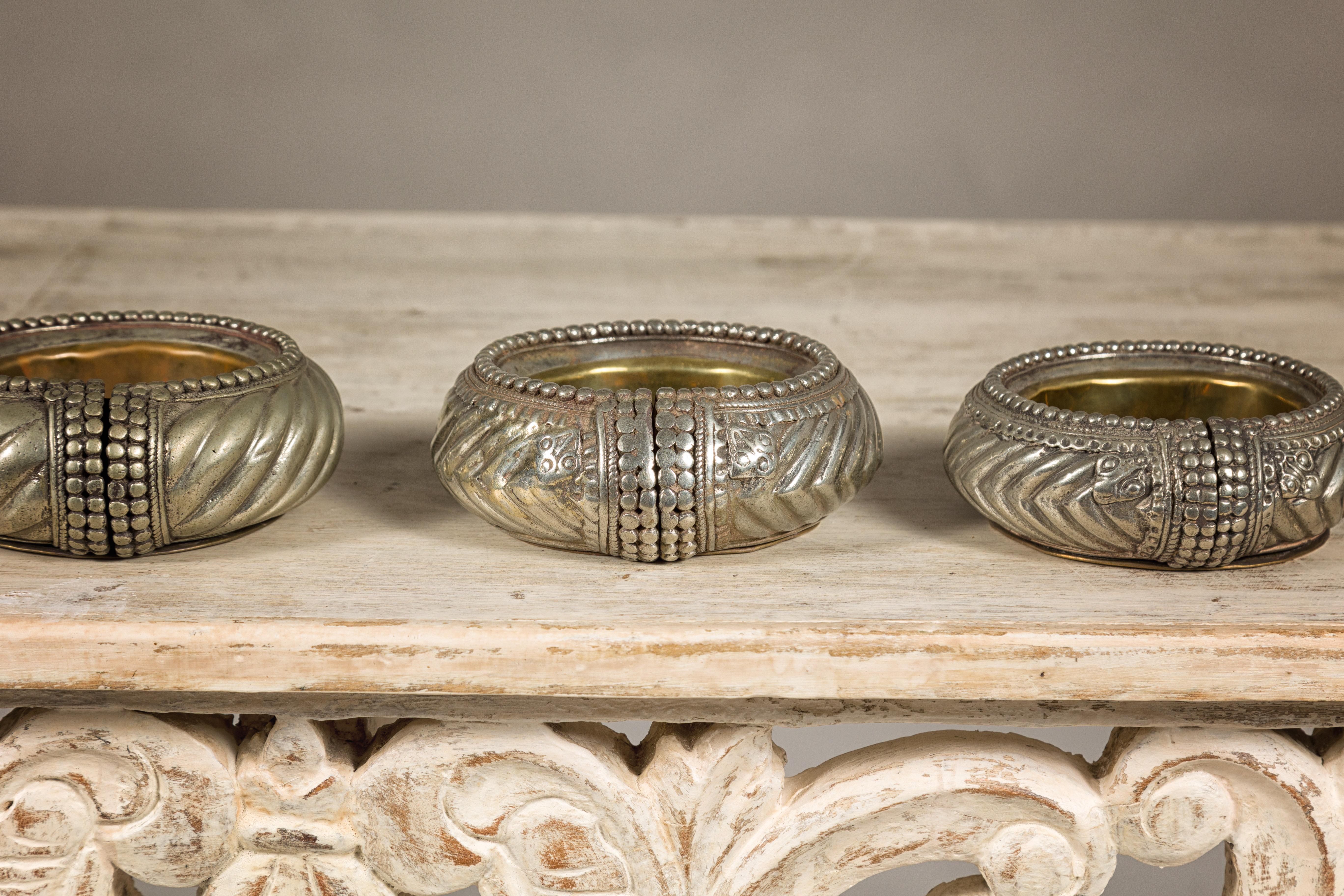 Sbalzo Assortimento di cinque piccole ciotole decorative indiane in ottone Repoussé in vendita
