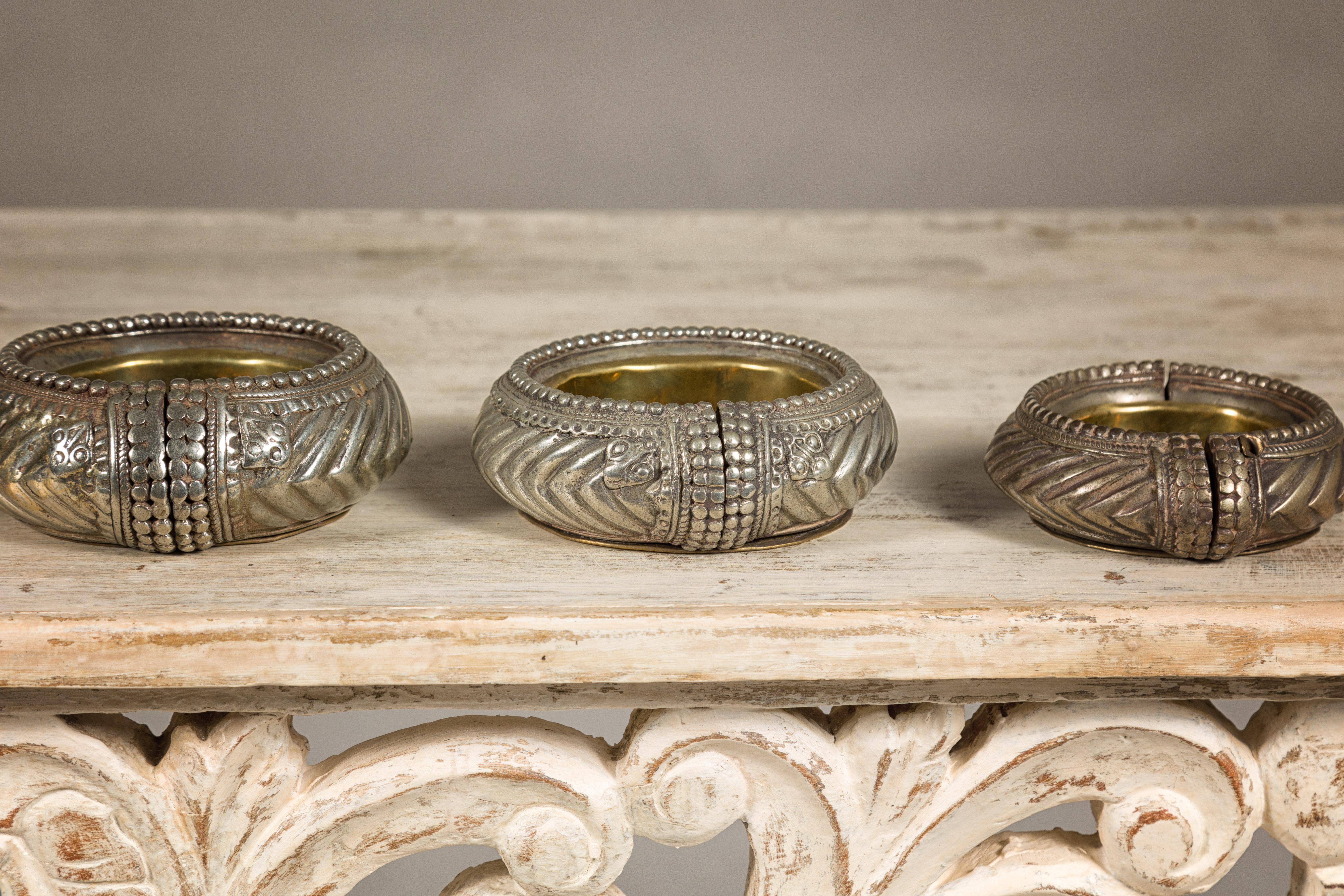 Assortimento di cinque piccole ciotole decorative indiane in ottone Repoussé In condizioni buone in vendita a Yonkers, NY