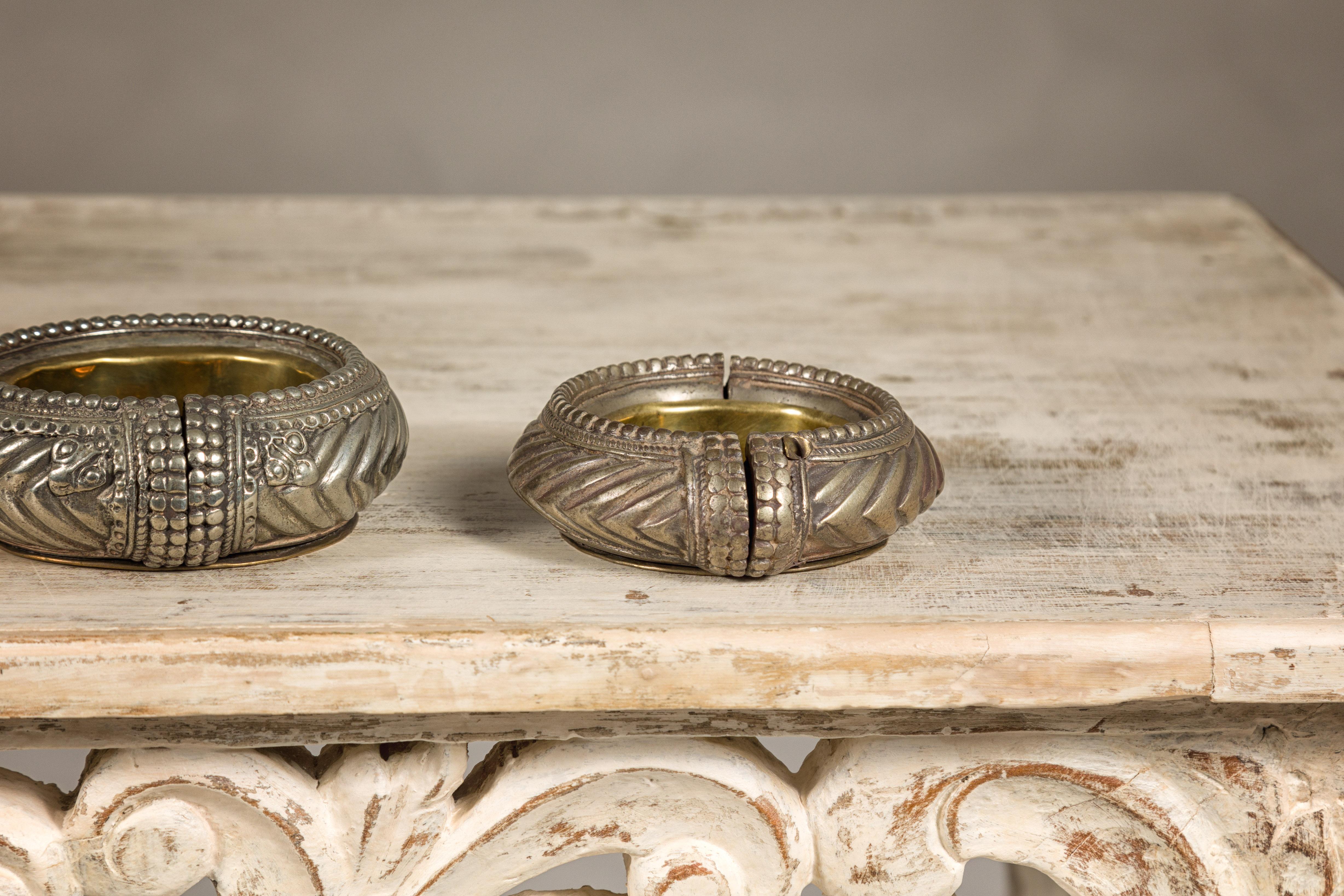 XIX secolo Assortimento di cinque piccole ciotole decorative indiane in ottone Repoussé in vendita
