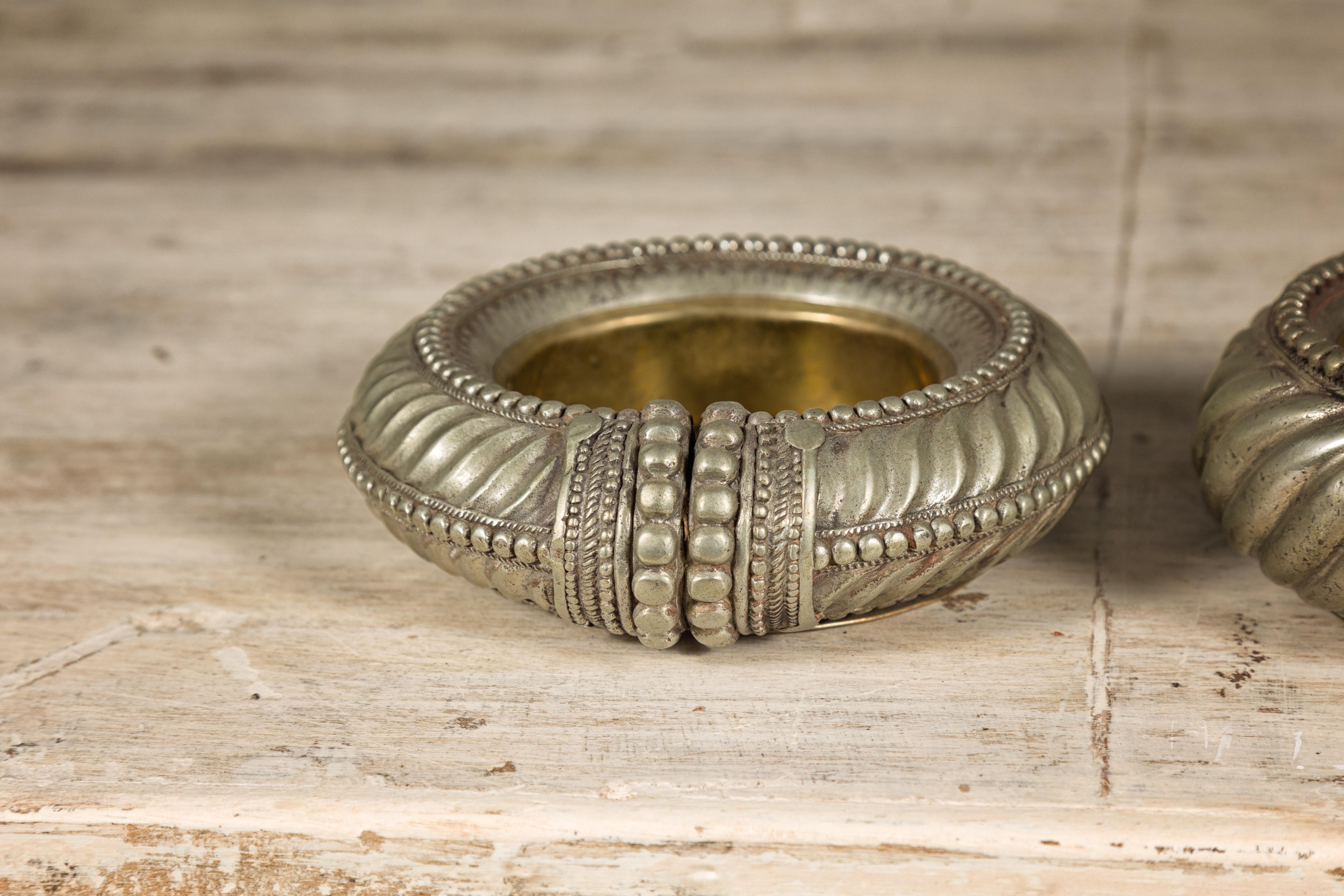 Ottone Assortimento di cinque piccole ciotole decorative indiane in ottone Repoussé in vendita