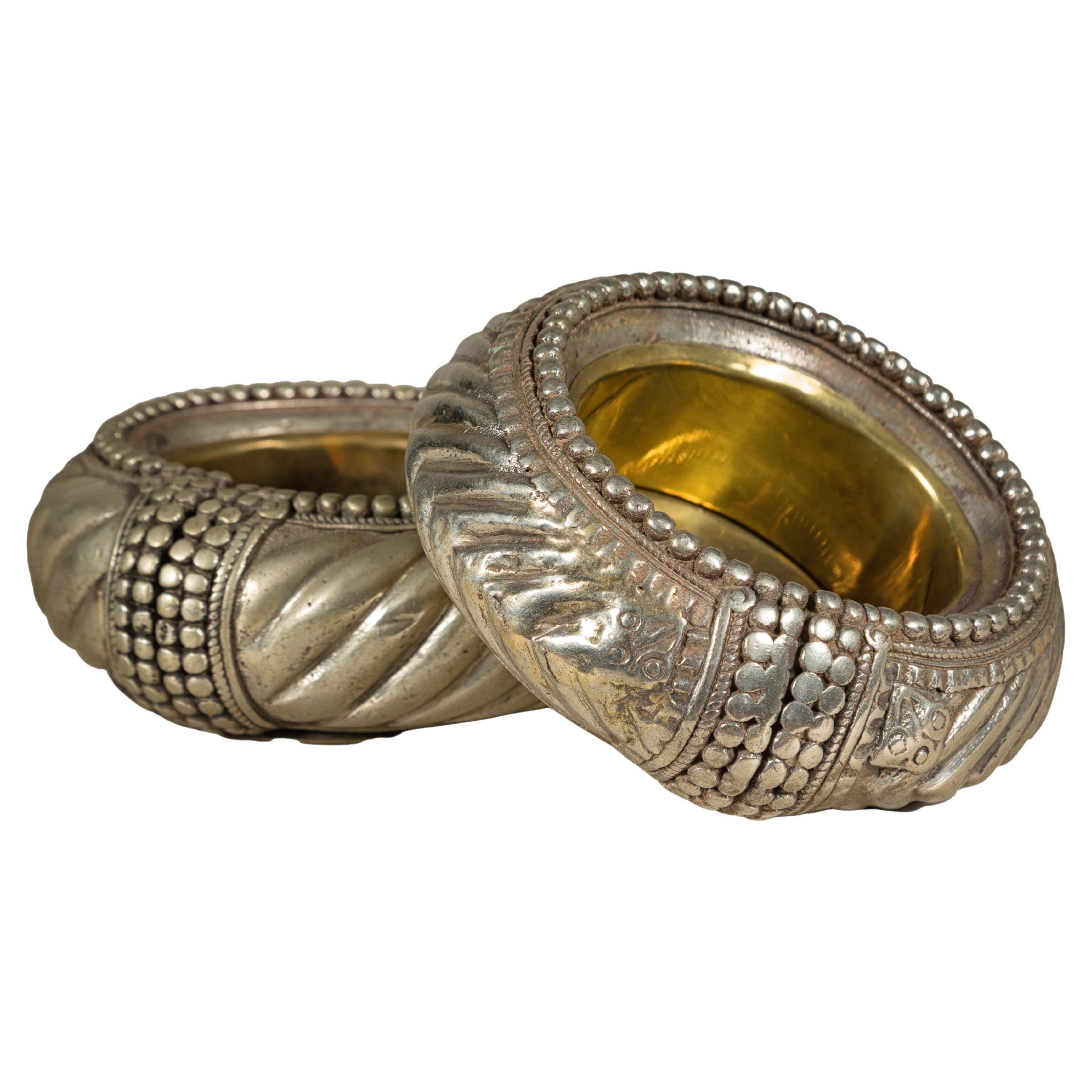 Assortimento di cinque piccole ciotole decorative indiane in ottone Repoussé in vendita