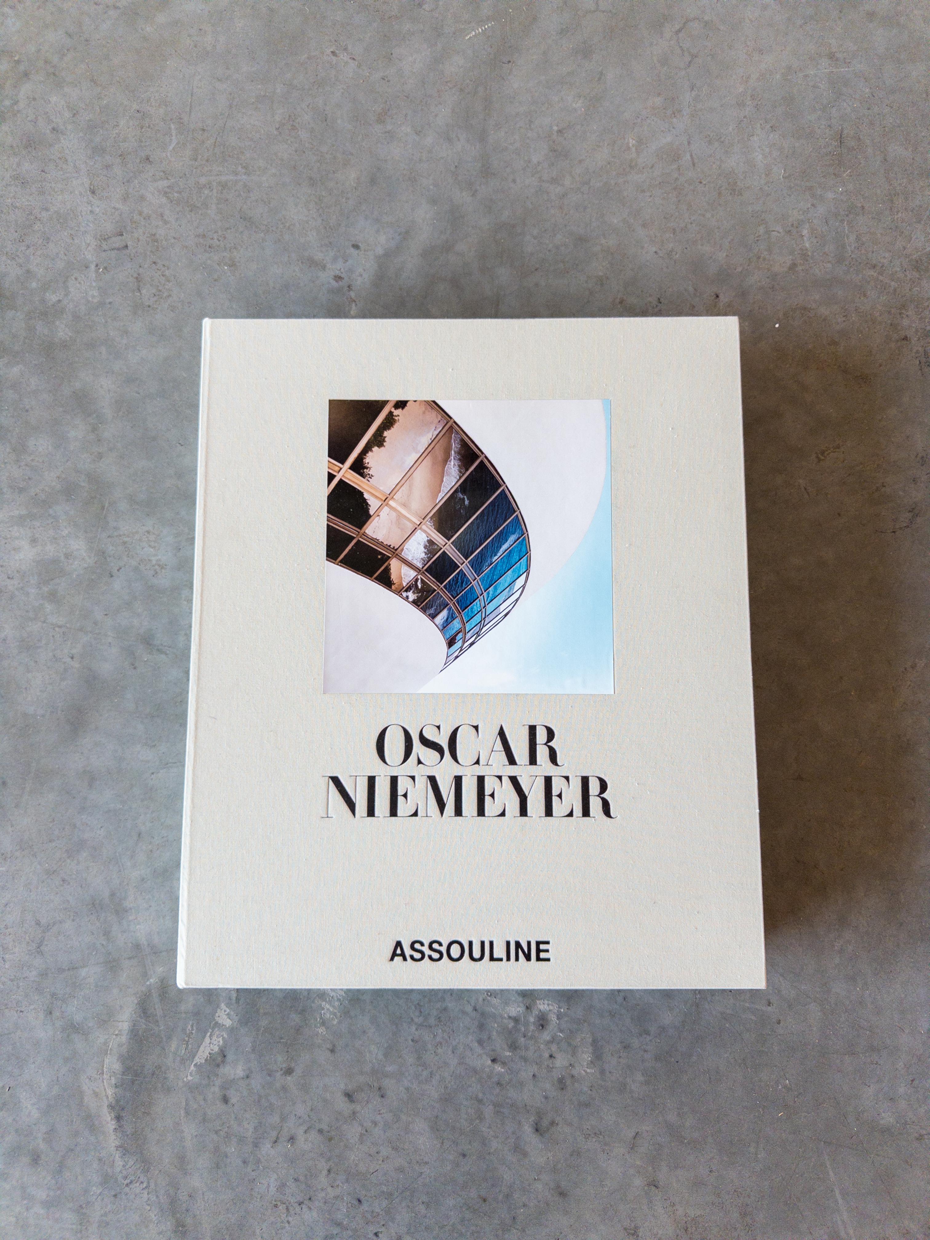 Oscar Niemeyer, l'un des pères de l'architecture moderniste, est évoqué à travers le volume de la Collection Ultimate d'Assouline, réalisé à la main et en édition limitée.

