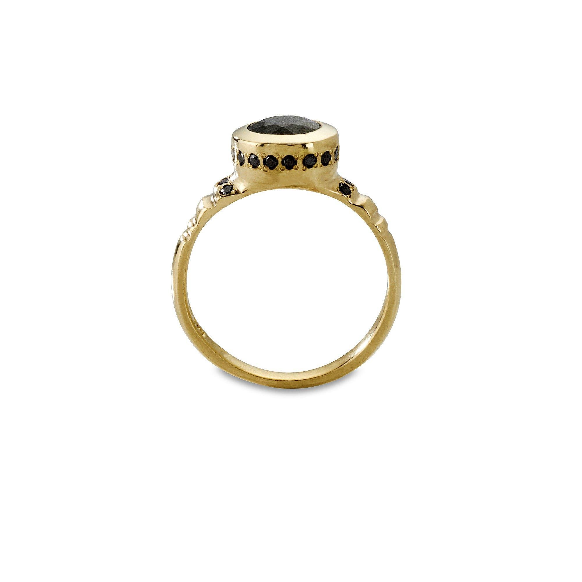 Brilliant Cut Assuan Ring, 18 Karat Yellow Gold For Sale