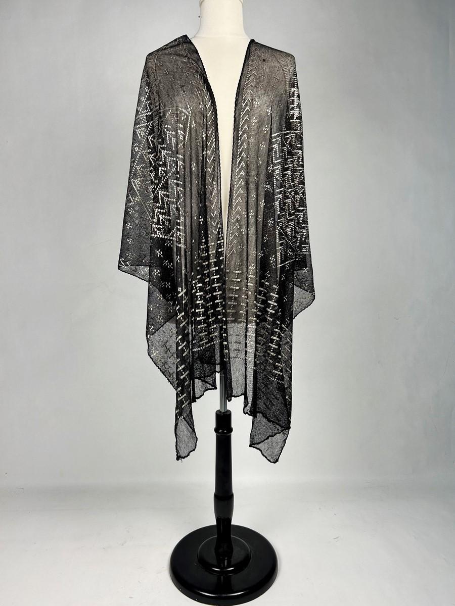 Circa 1930-1940. Egitto per l'esportazione in Francia
Una stola nera e argentata del periodo Art Deco, nota come scialle Assuit, realizzata in Egitto per la moda occidentale negli anni '20 e '40 del secolo scorso. La moda dell'egittomania è emersa
