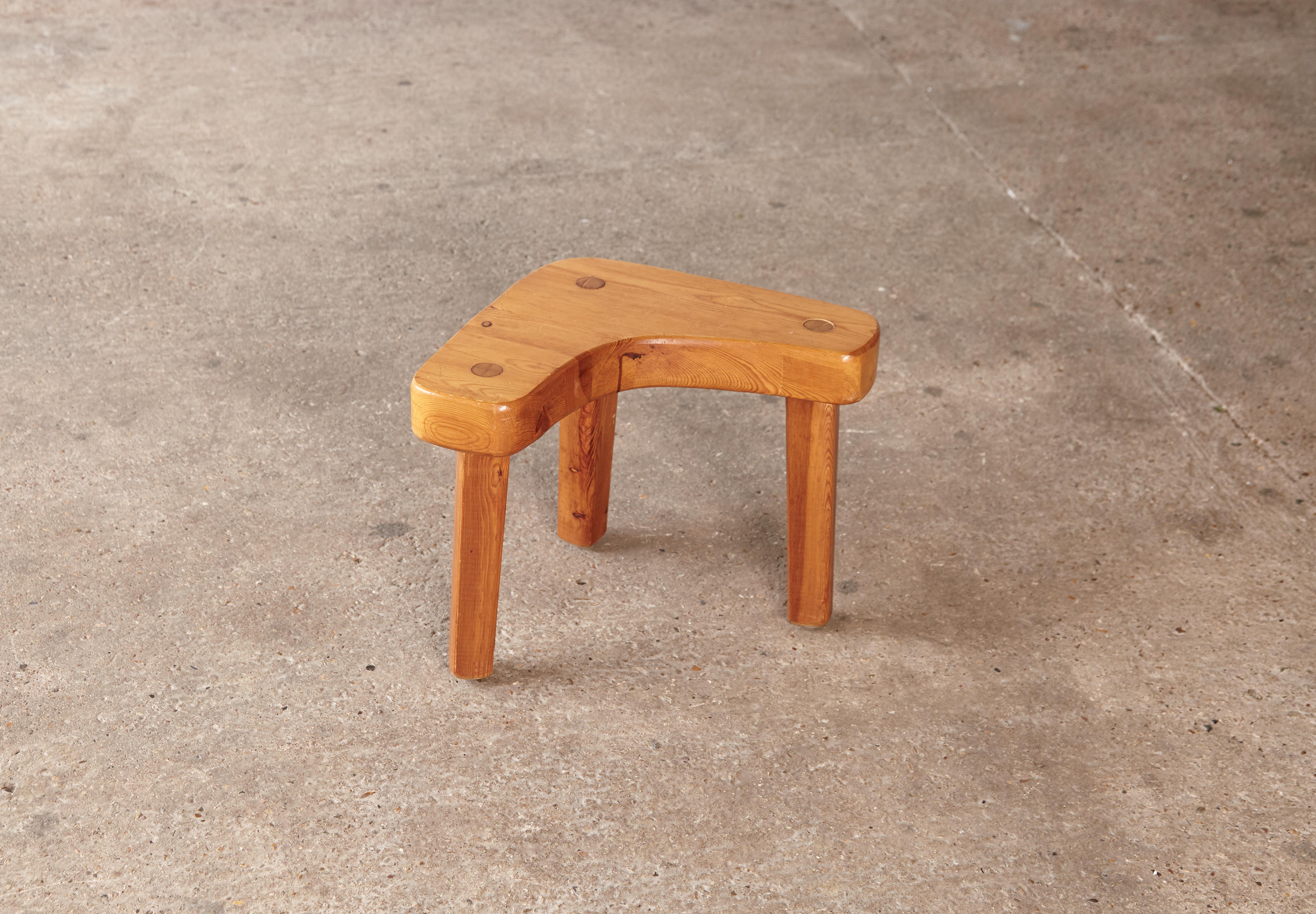 Tabouret ou table d'appoint en pin de Studio, de style suédois moderne et asymétrique, fabriqué par Stig Sandqvist, Suède. Fabriqué par Sandqvist à Vemdalen et marqué 29 / 6 / 1969. Bon état d'origine.
 