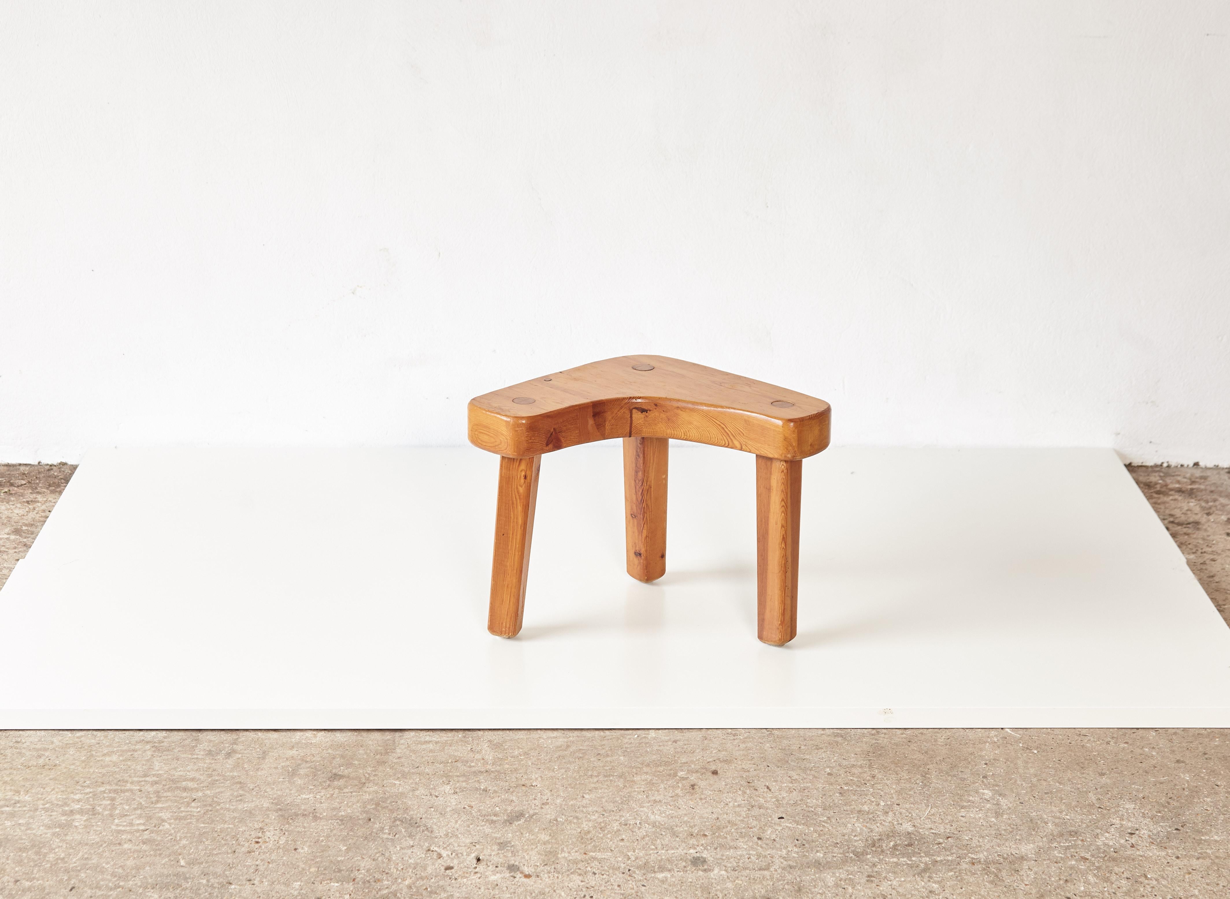 Pin Tabouret ou table d'appoint en pin assymenté par Stig Sandqvist:: Suède:: années 1960