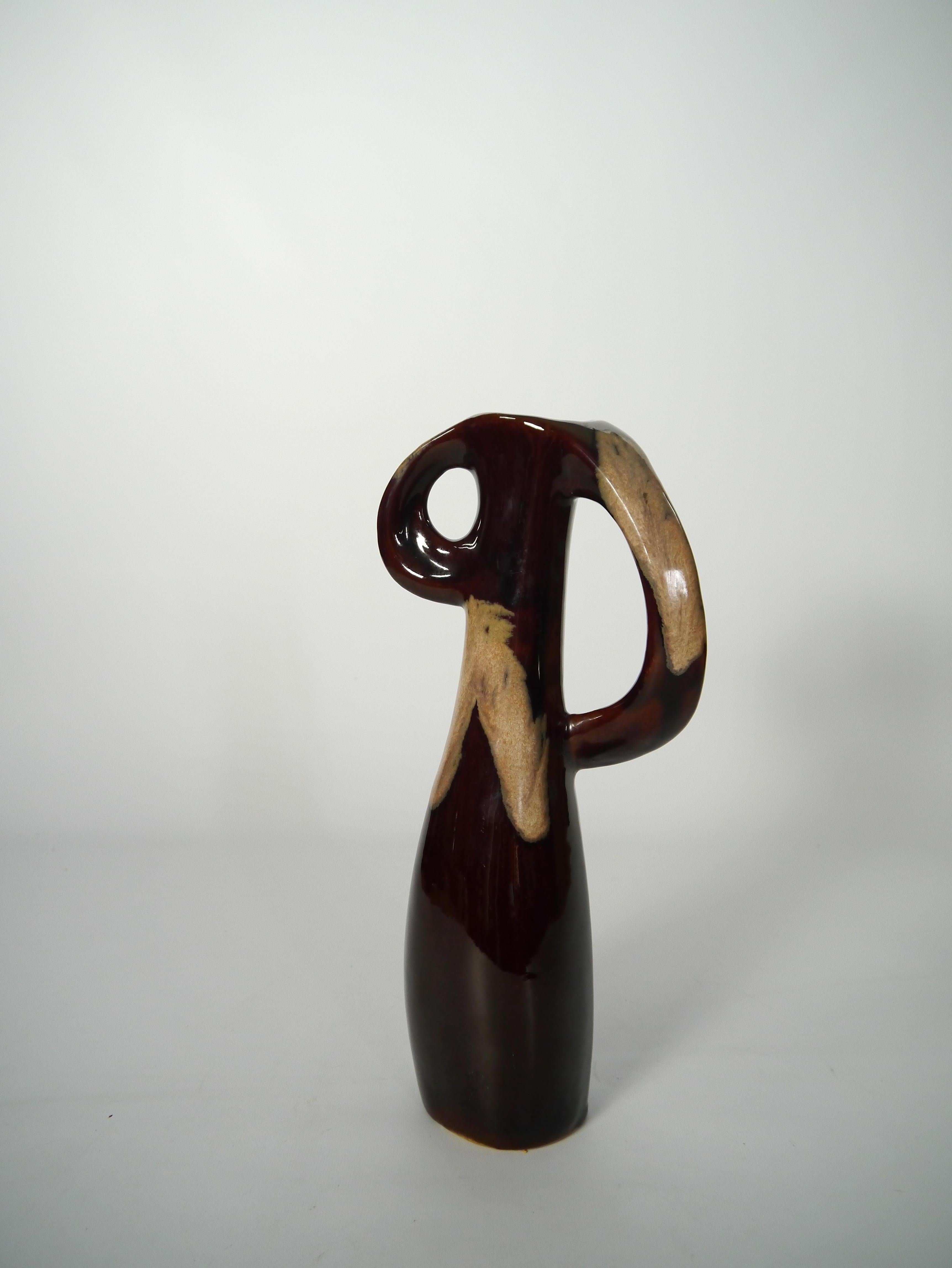 Vaso ad anfora in ceramica smaltata marrone, con un sorprendente design asimmetrico a due manici, fabbricato nei primi anni del 1900. 