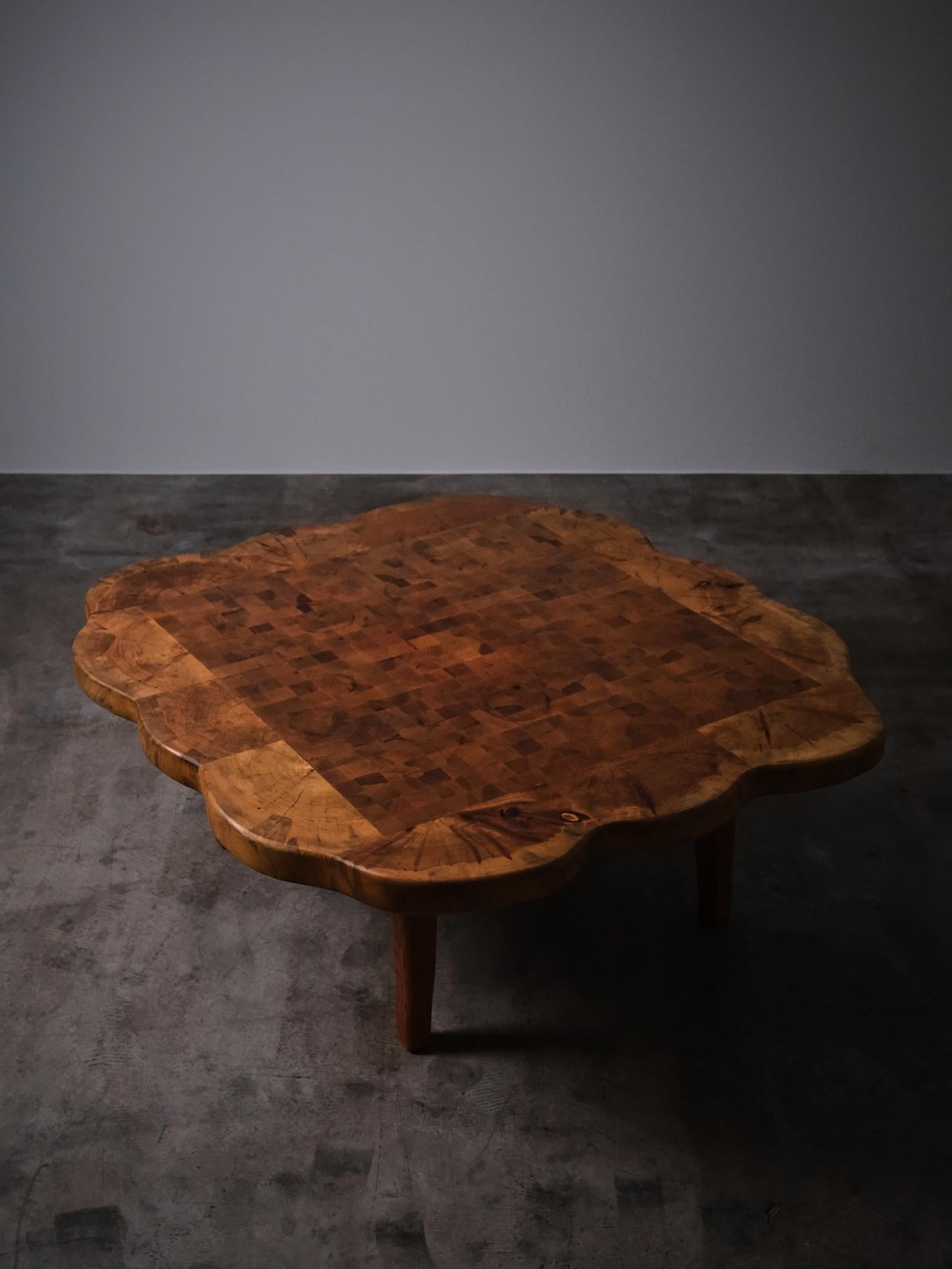 Table basse monumentale conçue par Stig Sandkvist dans son propre studio en Suède dans les années 1960. 

Modèle très rare. Conception asymétrique unique en pin massif. 