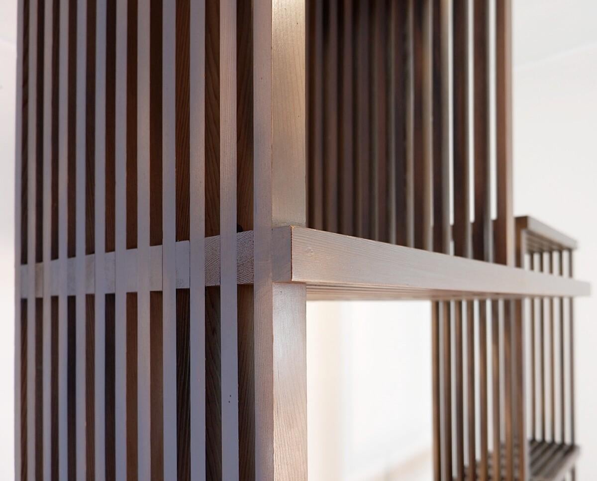 Assymetrical shelf in stained wood, 1980's - Room Divider Shelf In Good Condition For Sale In Uccle, BE