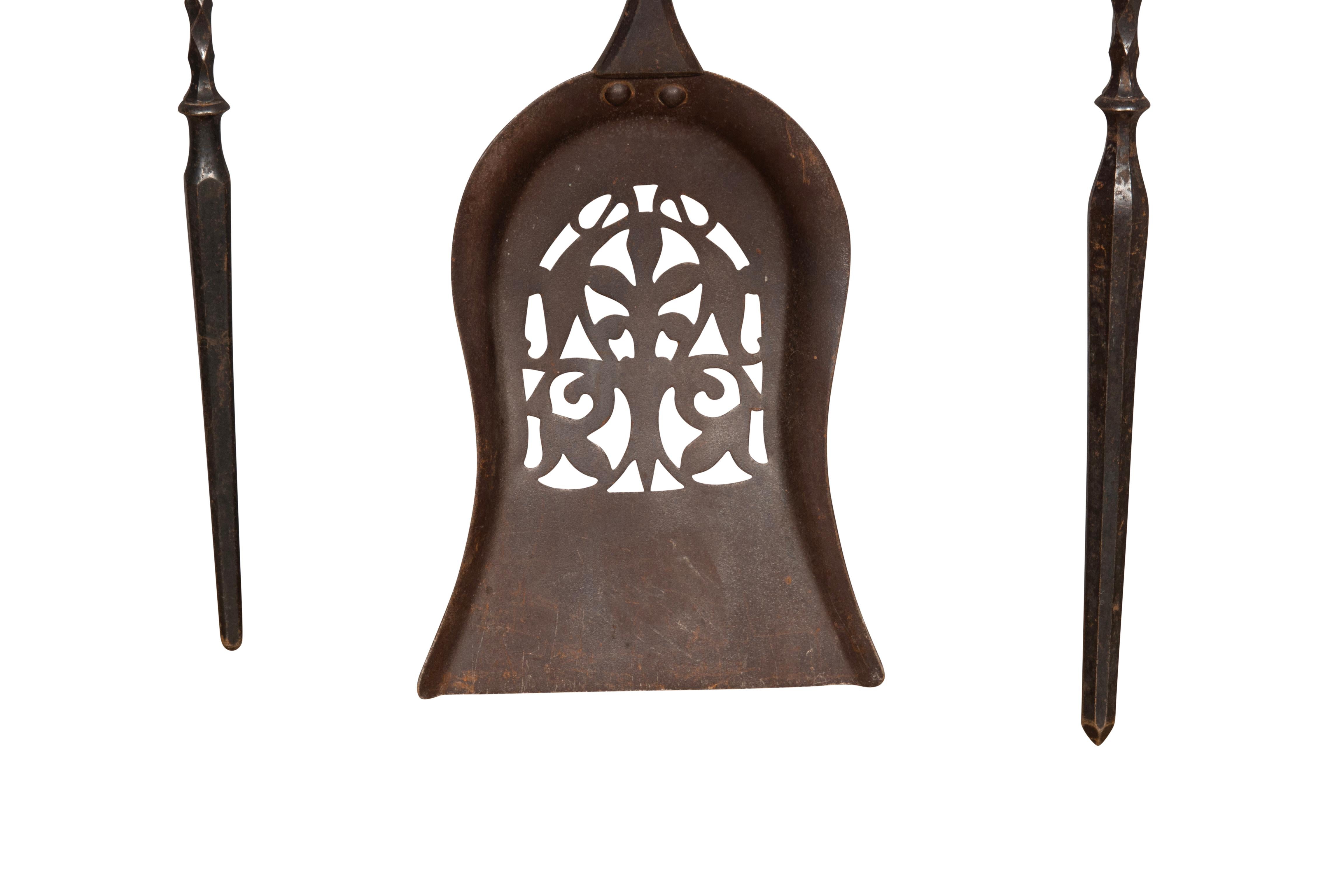 Assyrian Revival-Werkzeughalter aus Gusseisen mit vier Kaminhockern im Renaissance-Revival-Stil im Zustand „Gut“ im Angebot in Essex, MA