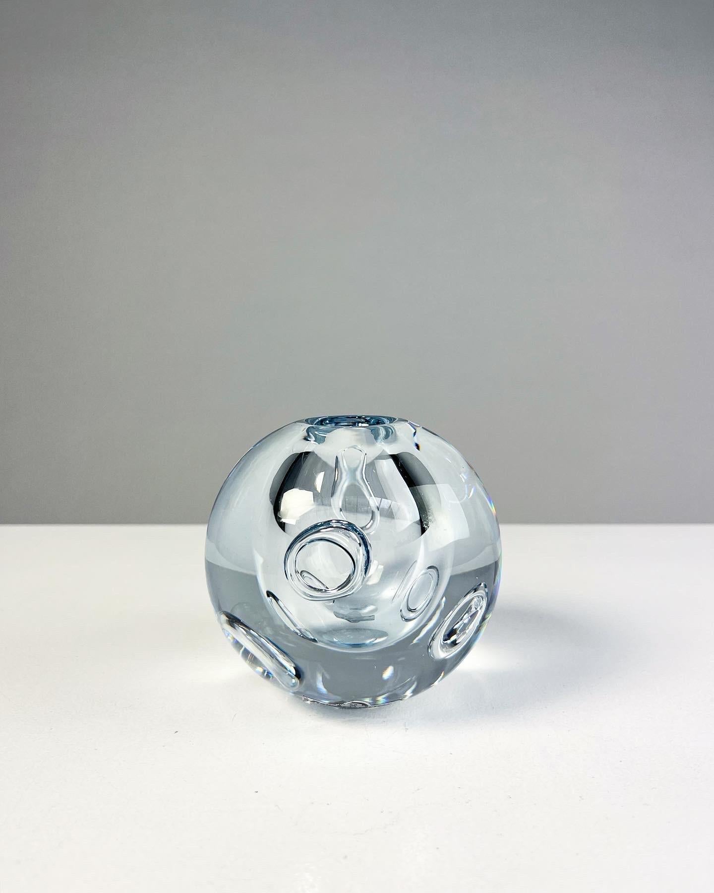 Suédois Asta Strmberg Vase boule en cristal bulle Strmbergshyttan Sude, 1960s en vente