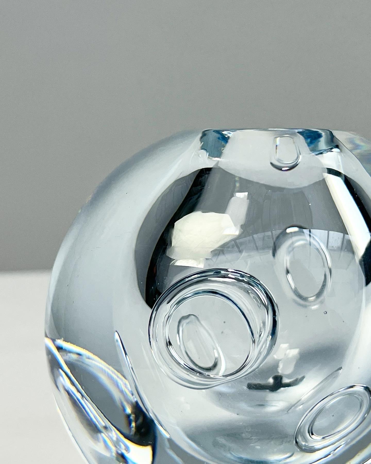 Milieu du XXe siècle Asta Strmberg Vase boule en cristal bulle Strmbergshyttan Sude, 1960s en vente