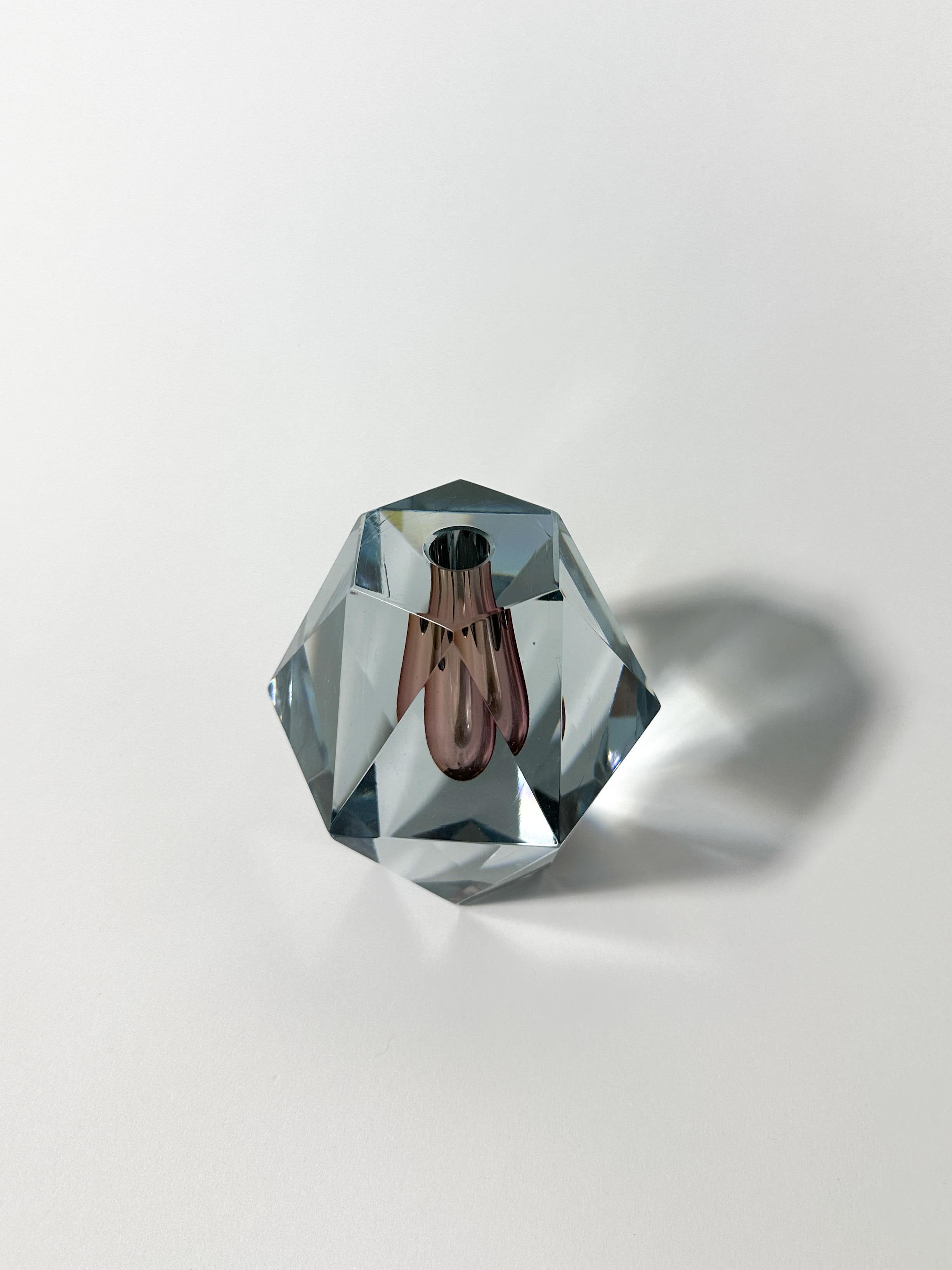 Asta Strömberg Diamant-Kristallvase Strömbergshyttan B970 Amethyst Ende der 1960er Jahre  (Moderne der Mitte des Jahrhunderts) im Angebot