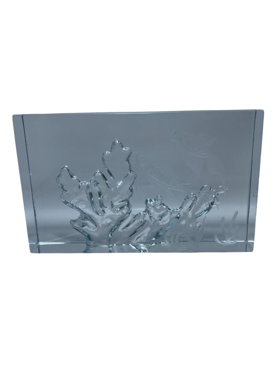 Ce superbe aquarium en blocs de verre, conçu par Asta Strömberg et produit par Strömbergshyttan, présente une rare combinaison d'art et d'artisanat qui définit le design suédois moderne du milieu du siècle dernier. L'aquarium se compose de blocs de
