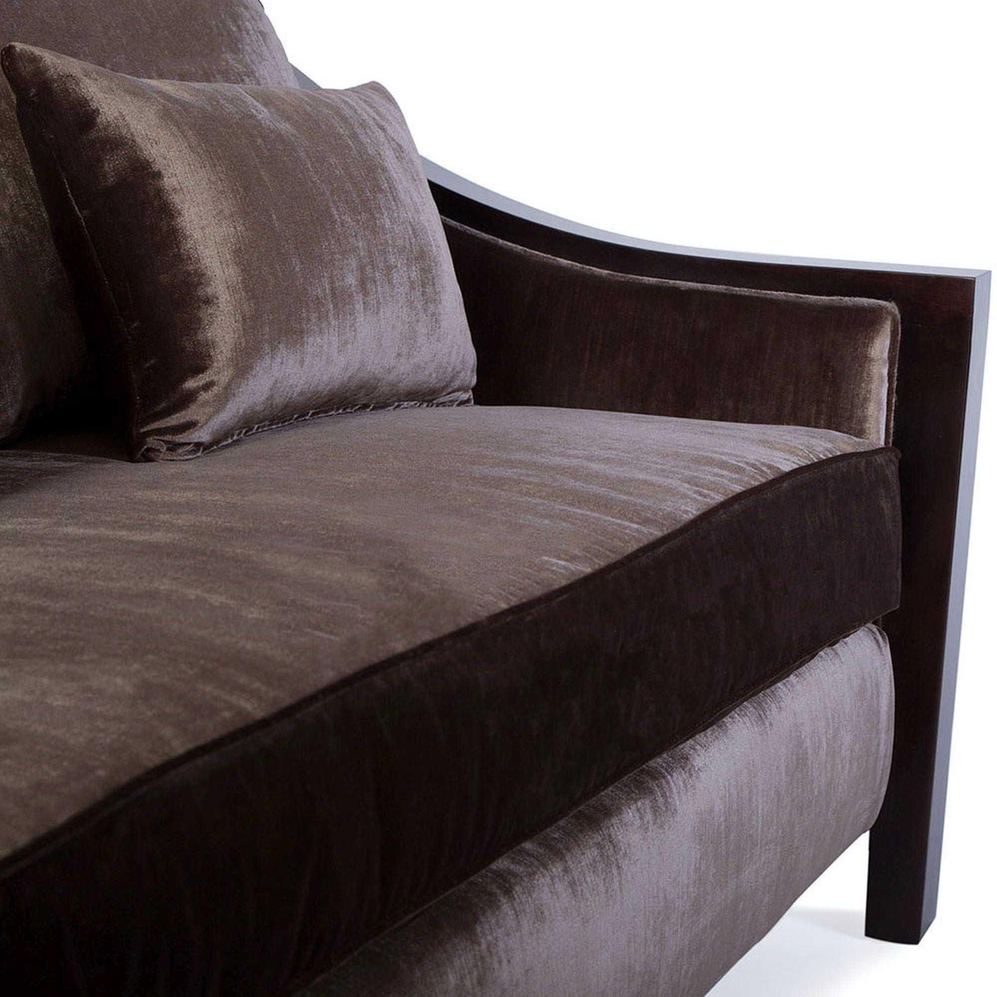 Sofa Astaire aus schokoladenbraunem Samt mit lackiertem Rahmen von Innova Luxuxy Group (Holz) im Angebot