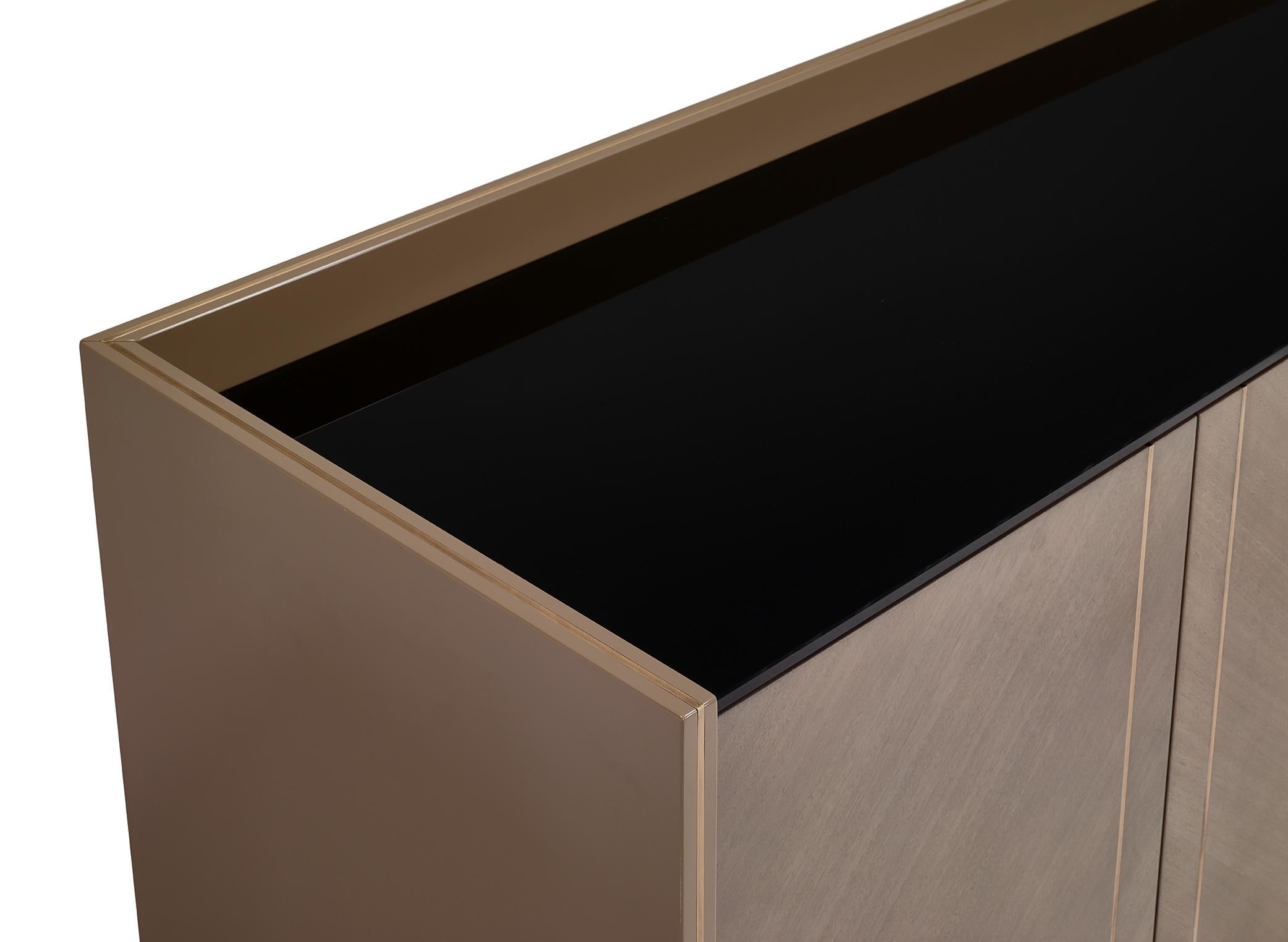 ASTAIRE-Sideboard aus Holz mit schwarzem Glas auf der Oberseite (Moderne) im Angebot